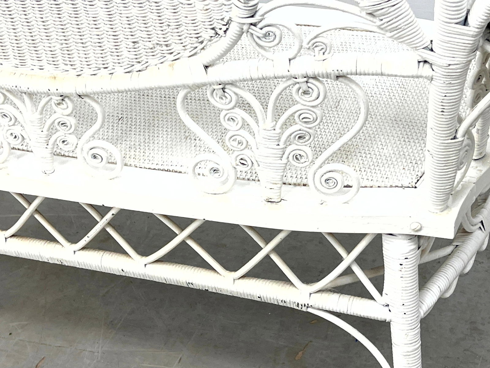 Vintage White Wicker Settee Sofa. - 11