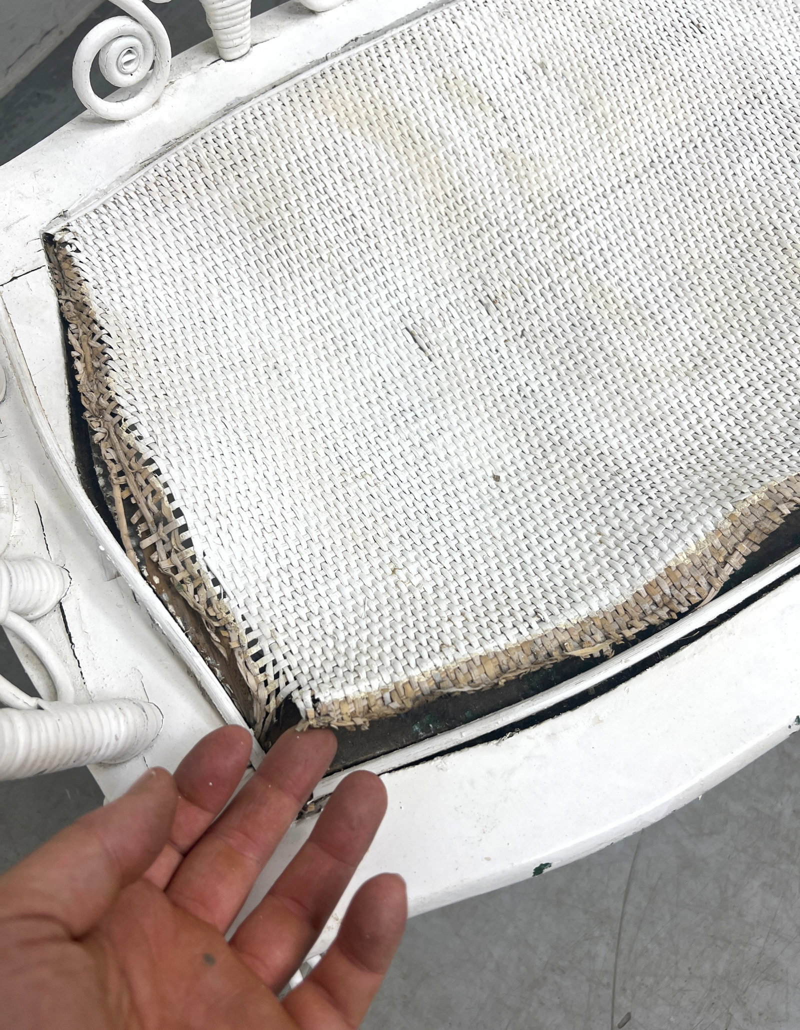 Vintage White Wicker Settee Sofa. - 12