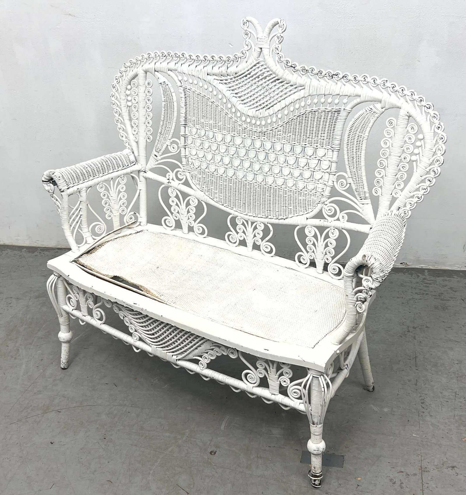 Vintage White Wicker Settee Sofa. (1 of 12)