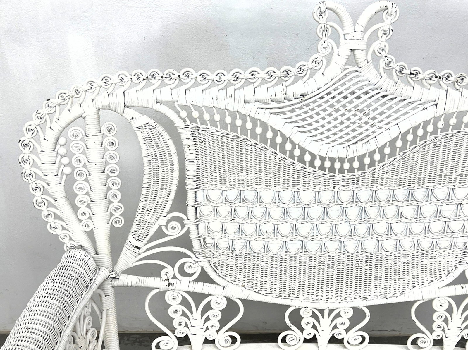 Vintage White Wicker Settee Sofa. - 2