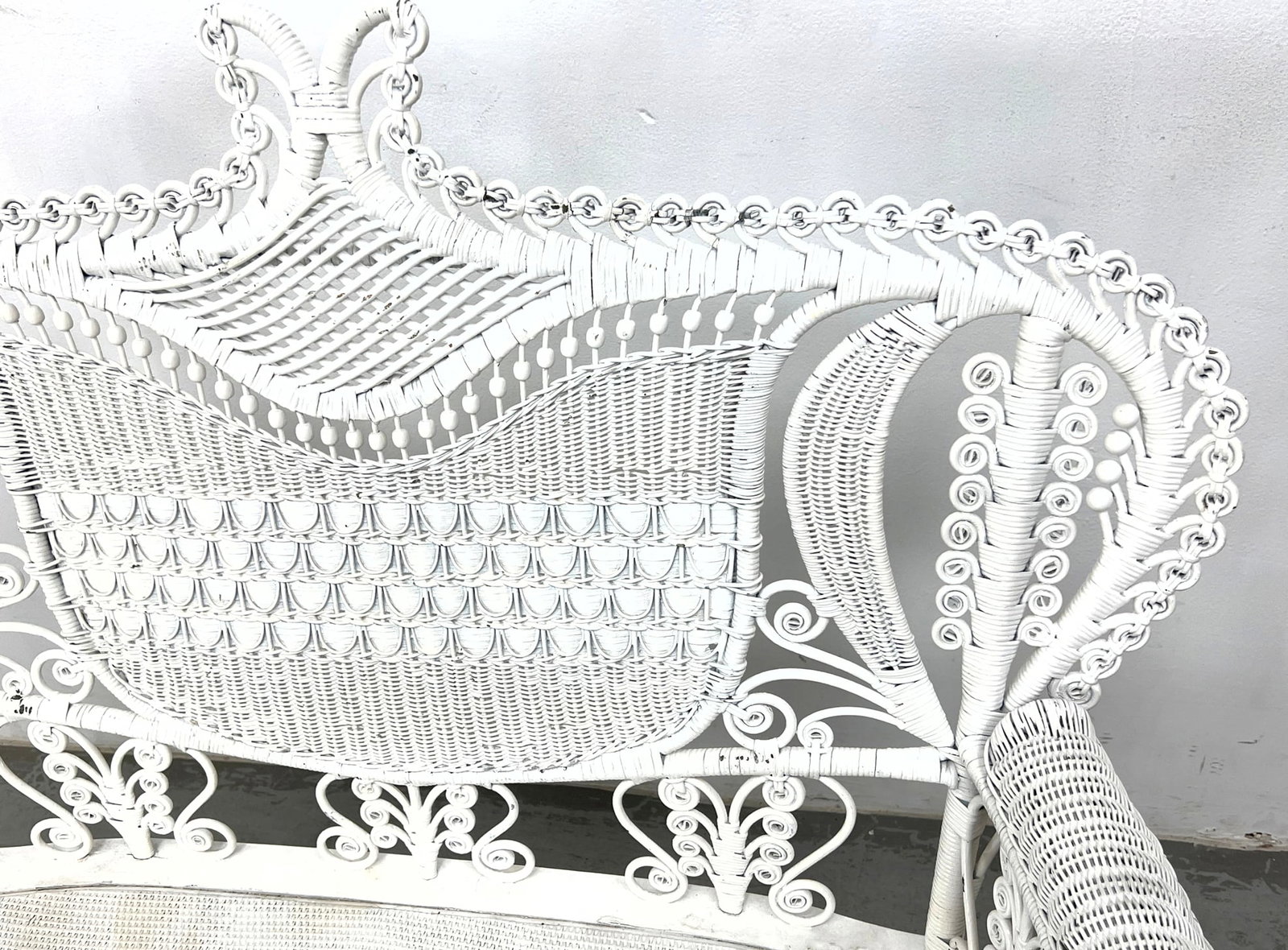 Vintage White Wicker Settee Sofa. - 3