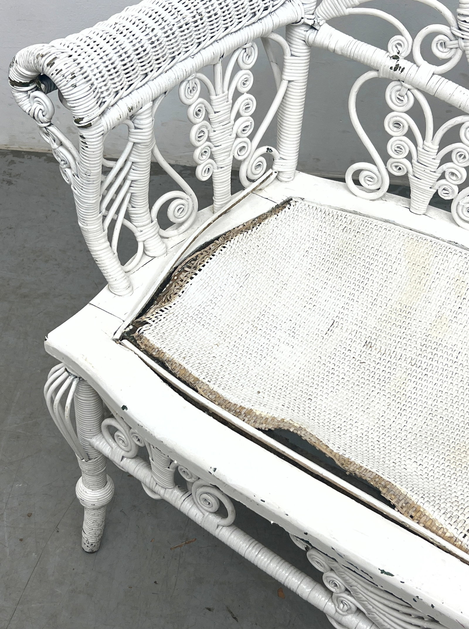 Vintage White Wicker Settee Sofa. - 4