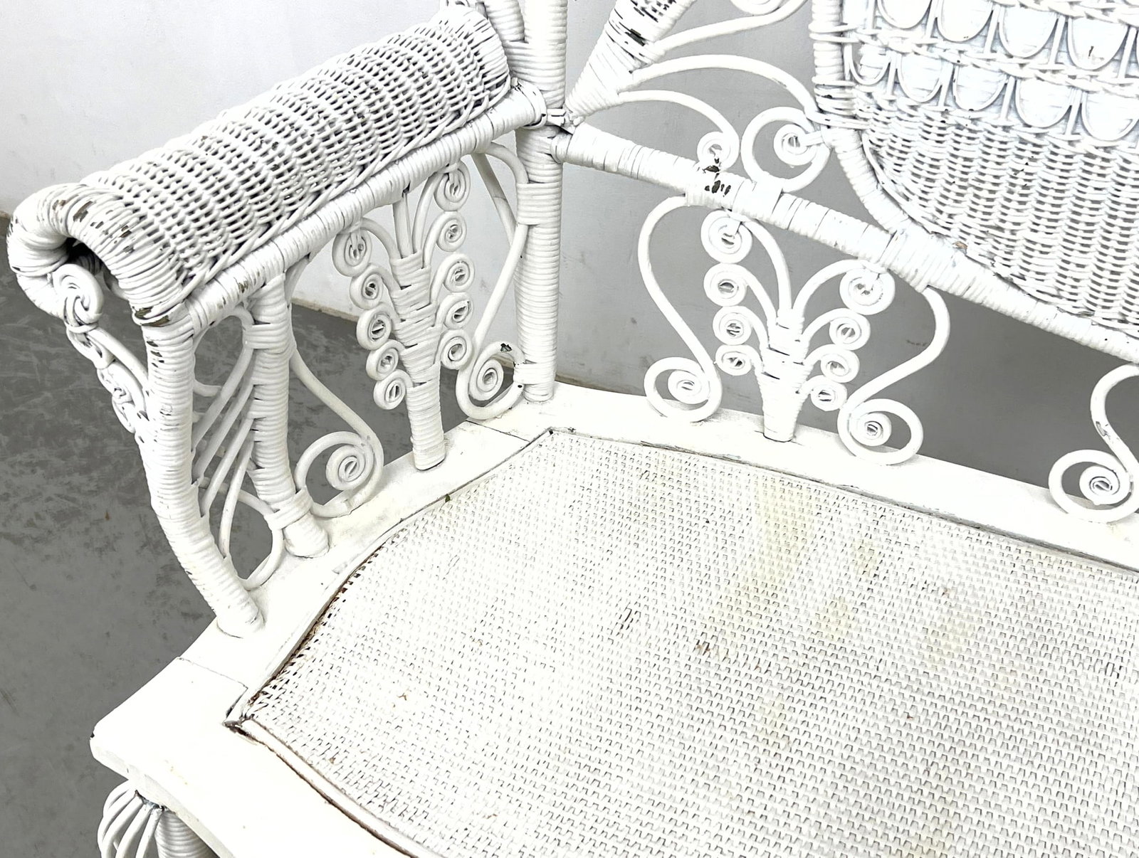 Vintage White Wicker Settee Sofa. - 5