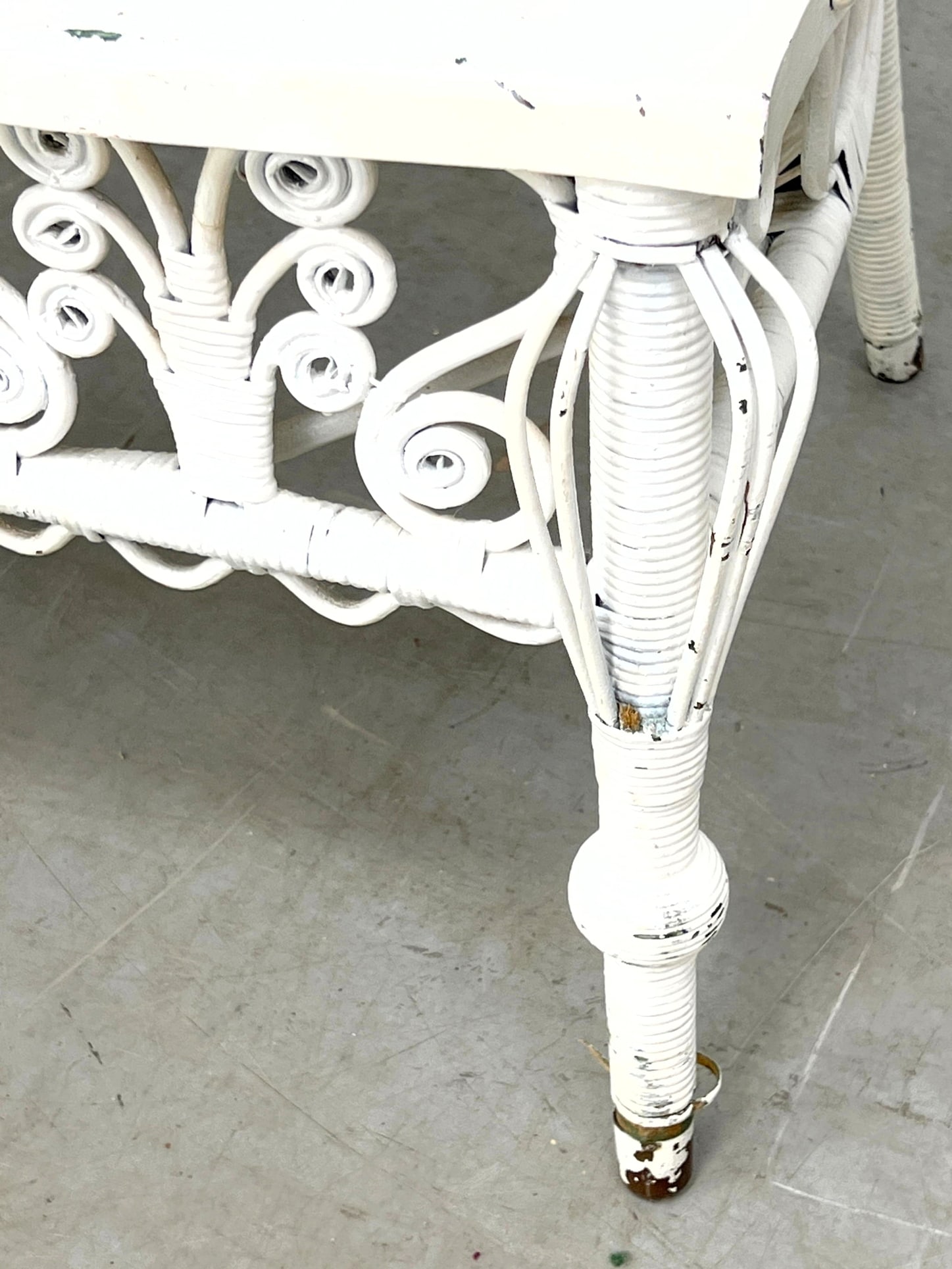 Vintage White Wicker Settee Sofa. - 8