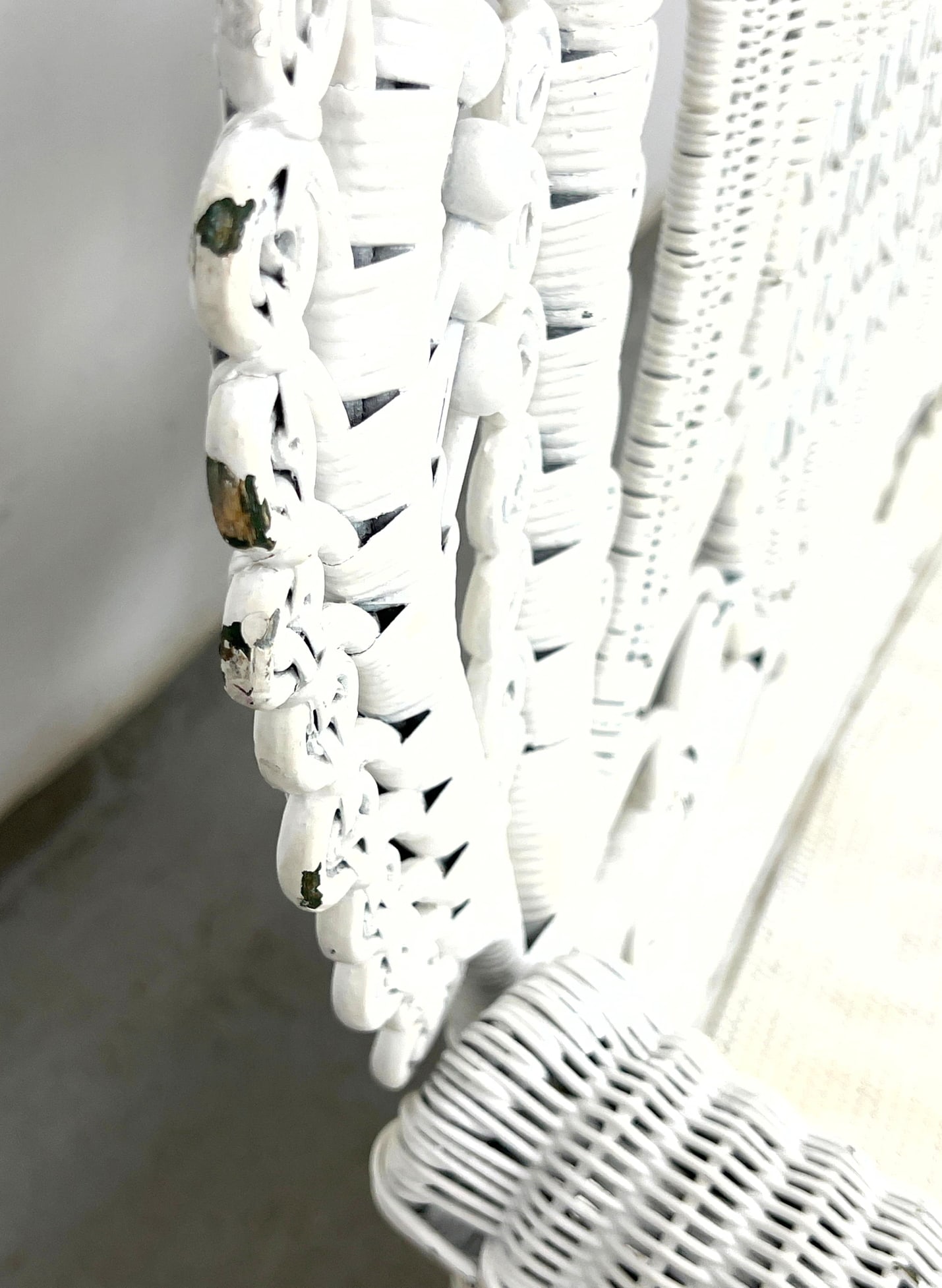 Vintage White Wicker Settee Sofa. - 9