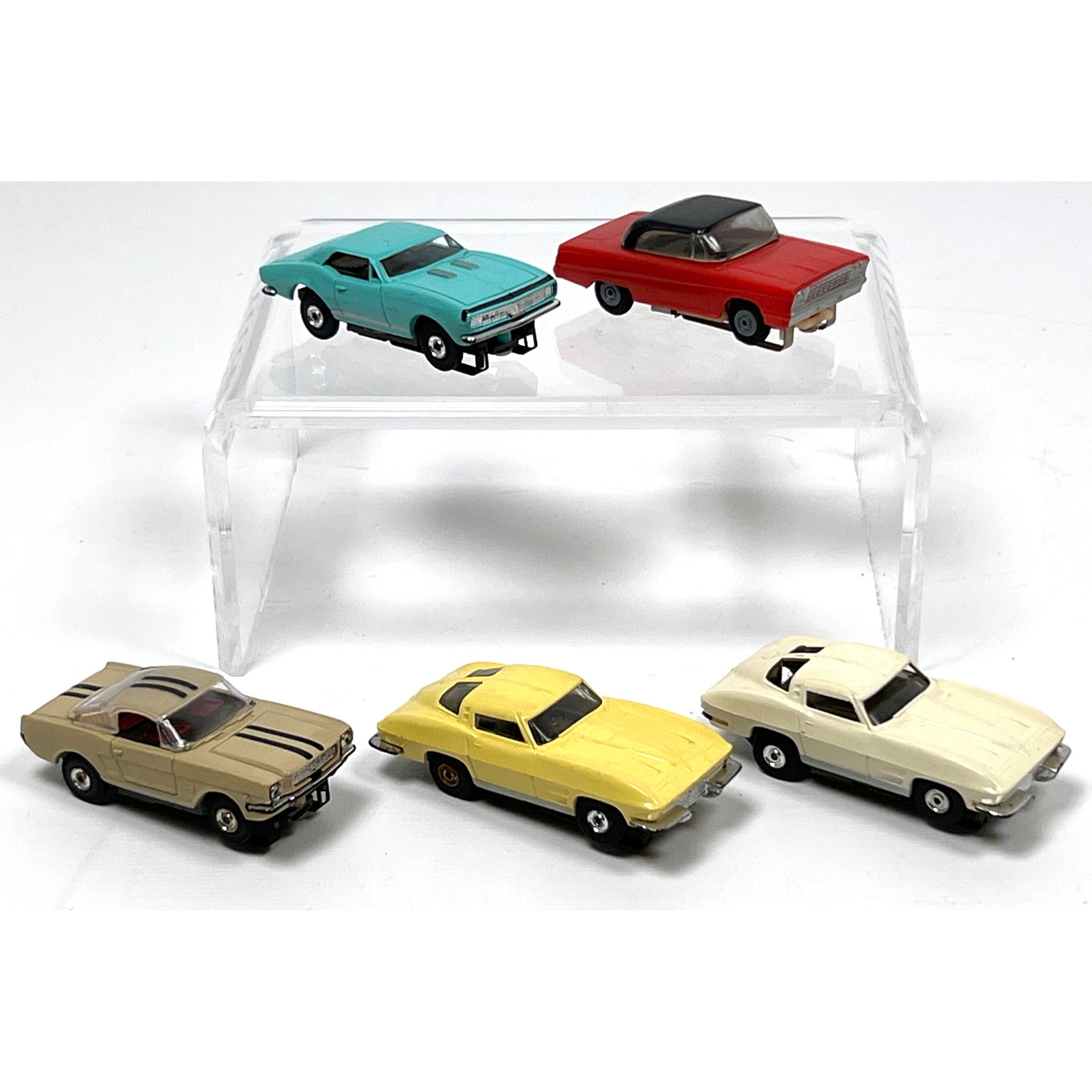 5pcs HO scale electric slot cars features an Atlas Ford Galaxie and several models attributed to the: 5pcs HO scale electric slot cars features an Atlas Ford Galaxie and several models attributed to the Aurora Thunderjet T-Jet line. The assortment includes a red Ford Galaxie with a black painted roof 