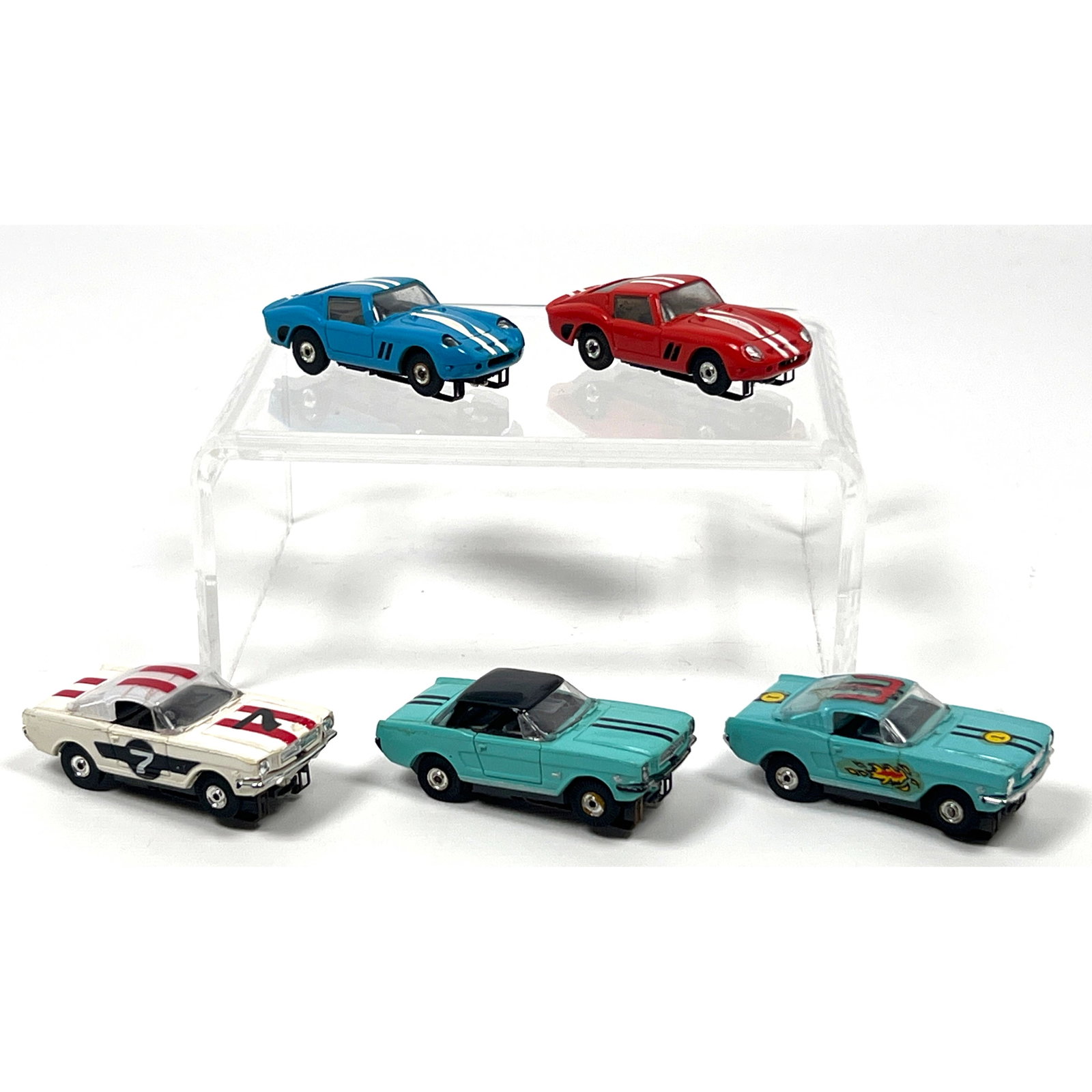 5pcs HO scale electric slot cars is attributed to Aurora AFX, resembling the non-magnatraction model: 5pcs HO scale electric slot cars is attributed to Aurora AFX, resembling the non-magnatraction models produced during the 1960s and 1970s. The group consists of two European-style sports coupes modele