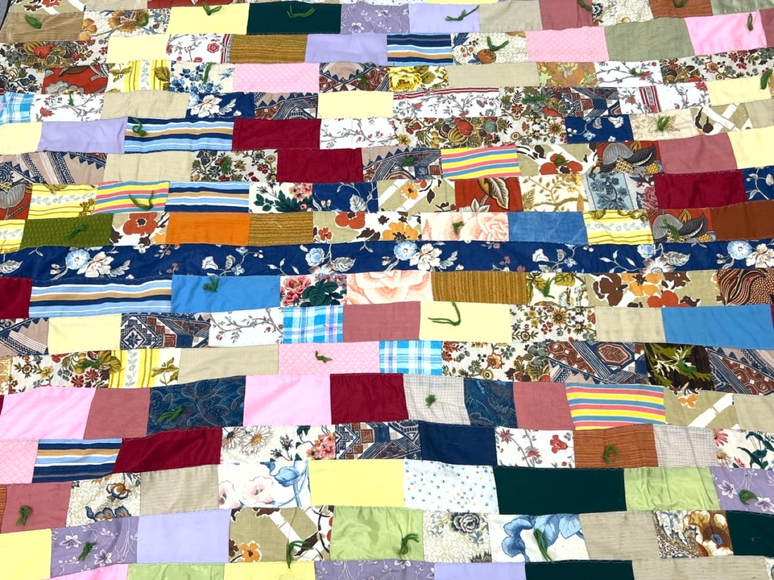 Vintage patchwork tied quilt features a staggered rectangular block. Machine made. - 3