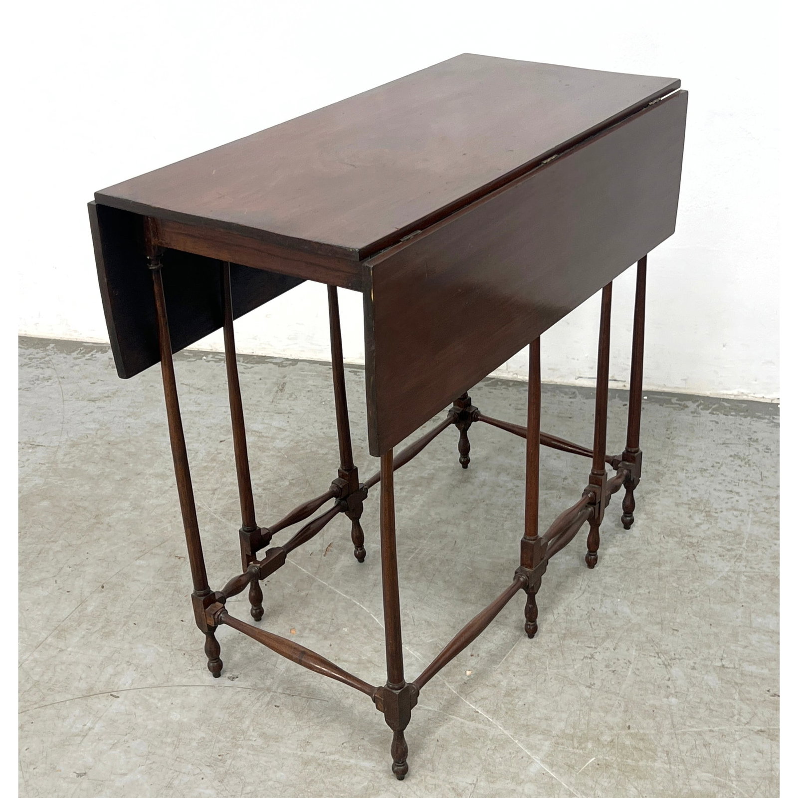George II style. Drop Leaf Gateleg Table. Delicate turned legs. (1 of 10)