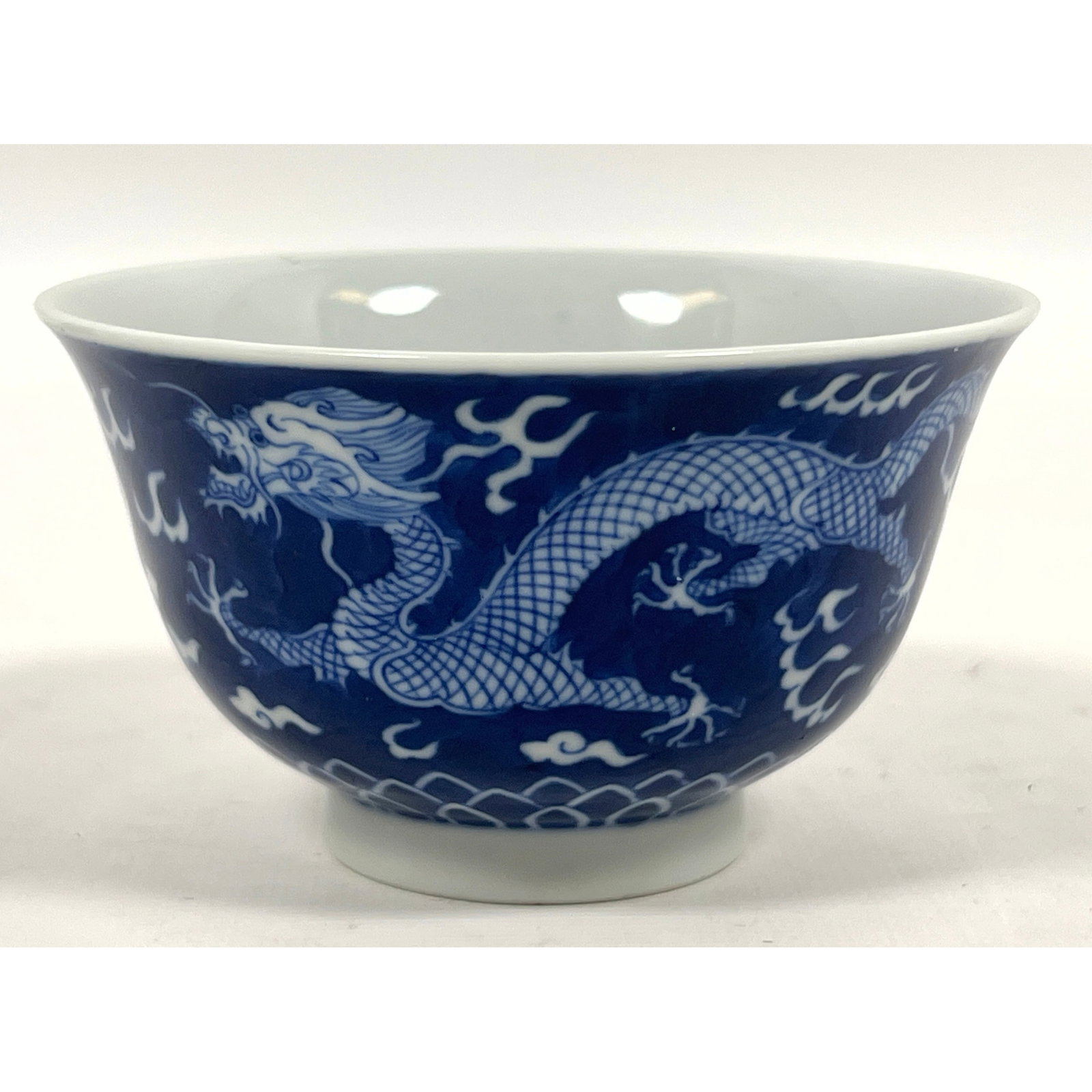 19th century Chinese blue and white dragon tea bowl: 19th century Chinese blue and white dragon tea bowl Dimensions: Height: 2.25 inches, Width: 4 inches, Depth: 4 inches. --- US Packing and Shipping charge: In house shipping available. Will be calculat