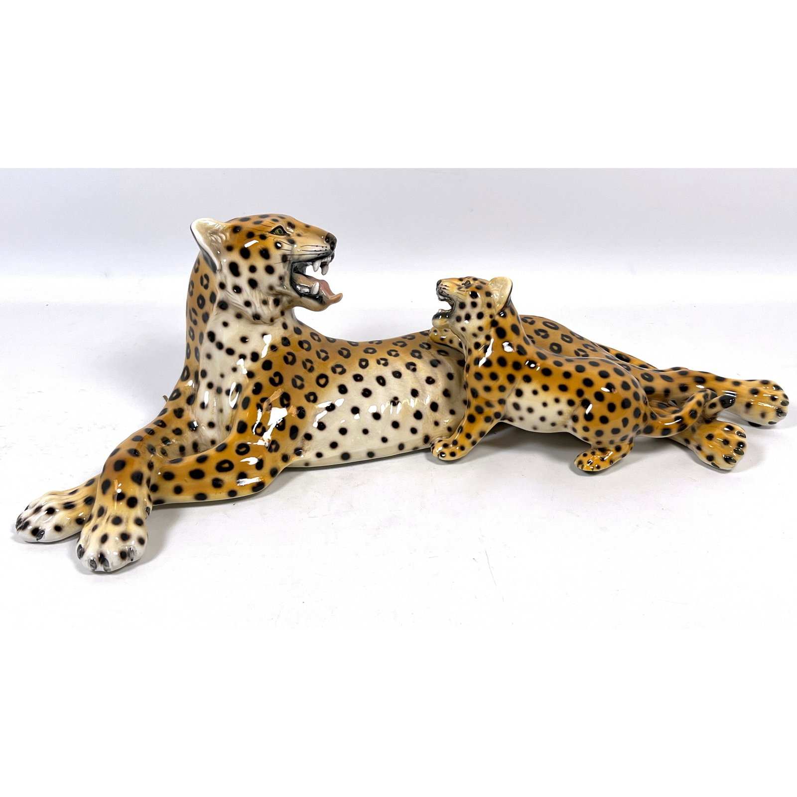Italian Pottery Chetah and Cub Sculpture.: Italian Pottery Chetah and Cub Sculpture. Dimensions: Height: 6.5 inches, Width: 22 inches, Depth: 8.5 inches. ---