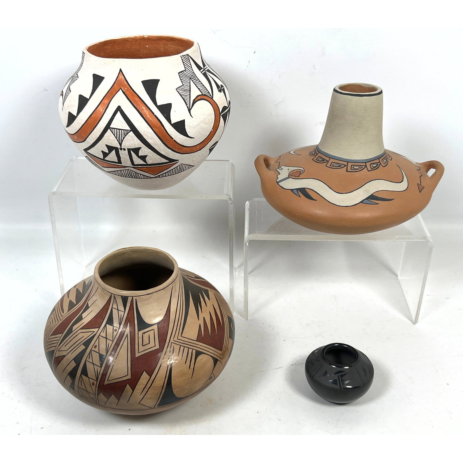 4pcs American Indian Pottery. Mildred Antonio Acoma, Casa Grandes, Santa Clara, Gutierrez Nambe Pueb: 4pcs American Indian Pottery. Mildred Antonio Acoma, Casa Grandes, Santa Clara, Gutierrez Nambe Pueblo. Dimensions: Height: 6.5 inches, Width: 7.5 inches, Depth: 7.5 inches. --- US Packing and Shippin
