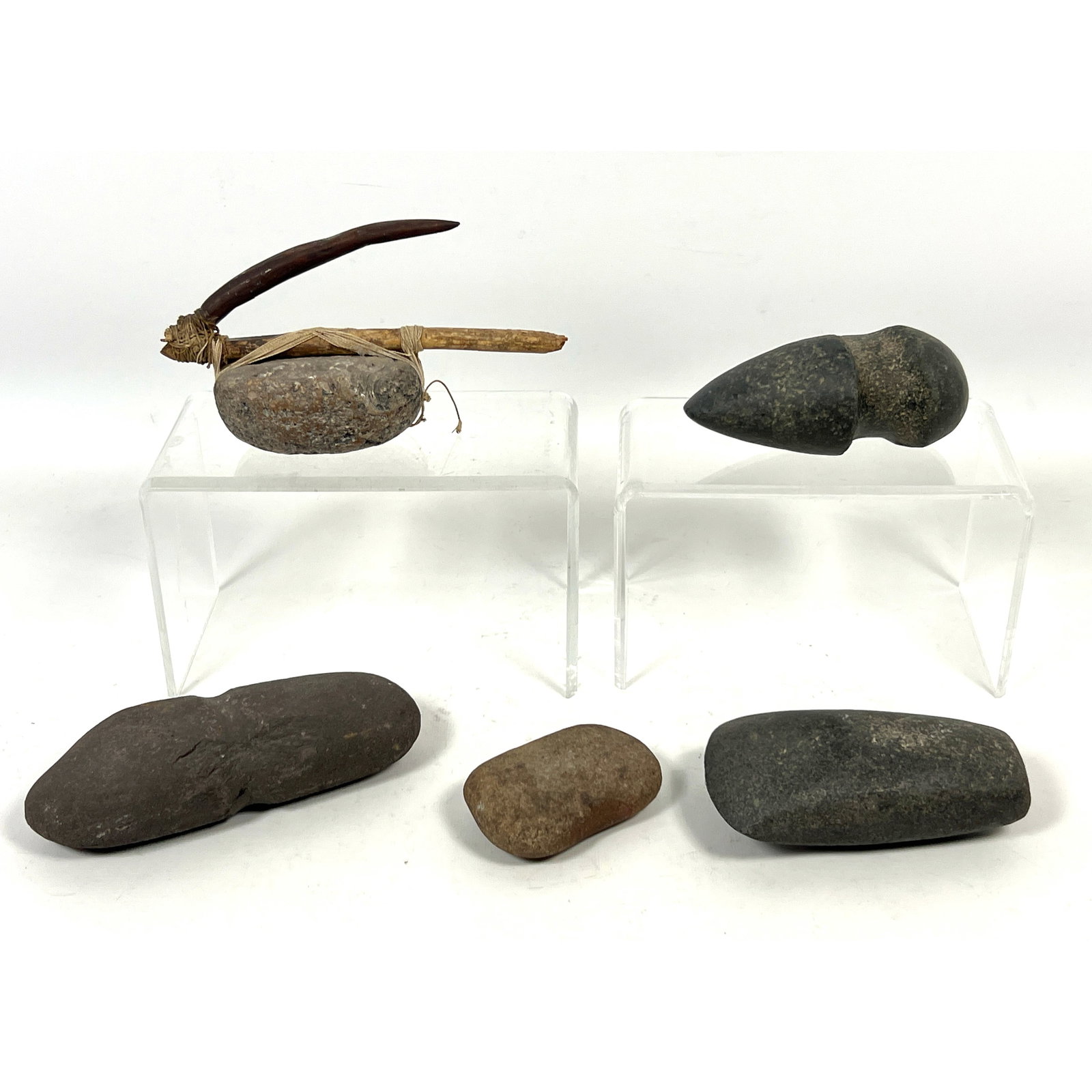 5pcs Native American style lithic artifacts and tools, including four individual stone components an: 5pcs Native American style lithic artifacts and tools, including four individual stone components and one composite tool assembly. Dimensions: Height: 7 inches, Width: 4 inches, Depth: 3 inches. --- U