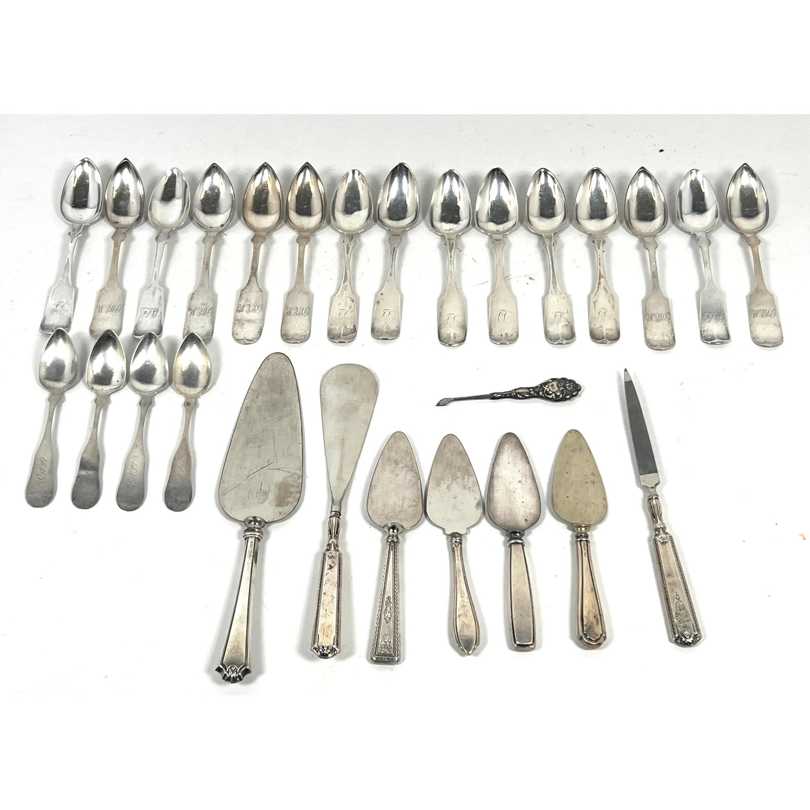 28pcs American silver and silver-handled flatware, featuring works by Robert and William Wilson of P (1 of 18)