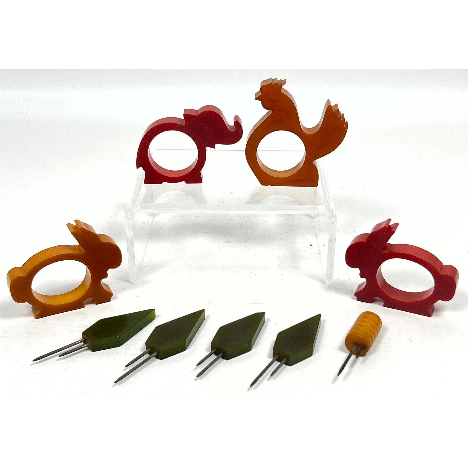 Collection Art Deco Bakelite Tableware. 4 Figural Napkin Rings. 5 Bakelite Corn Cob Holders. (1 of 13)