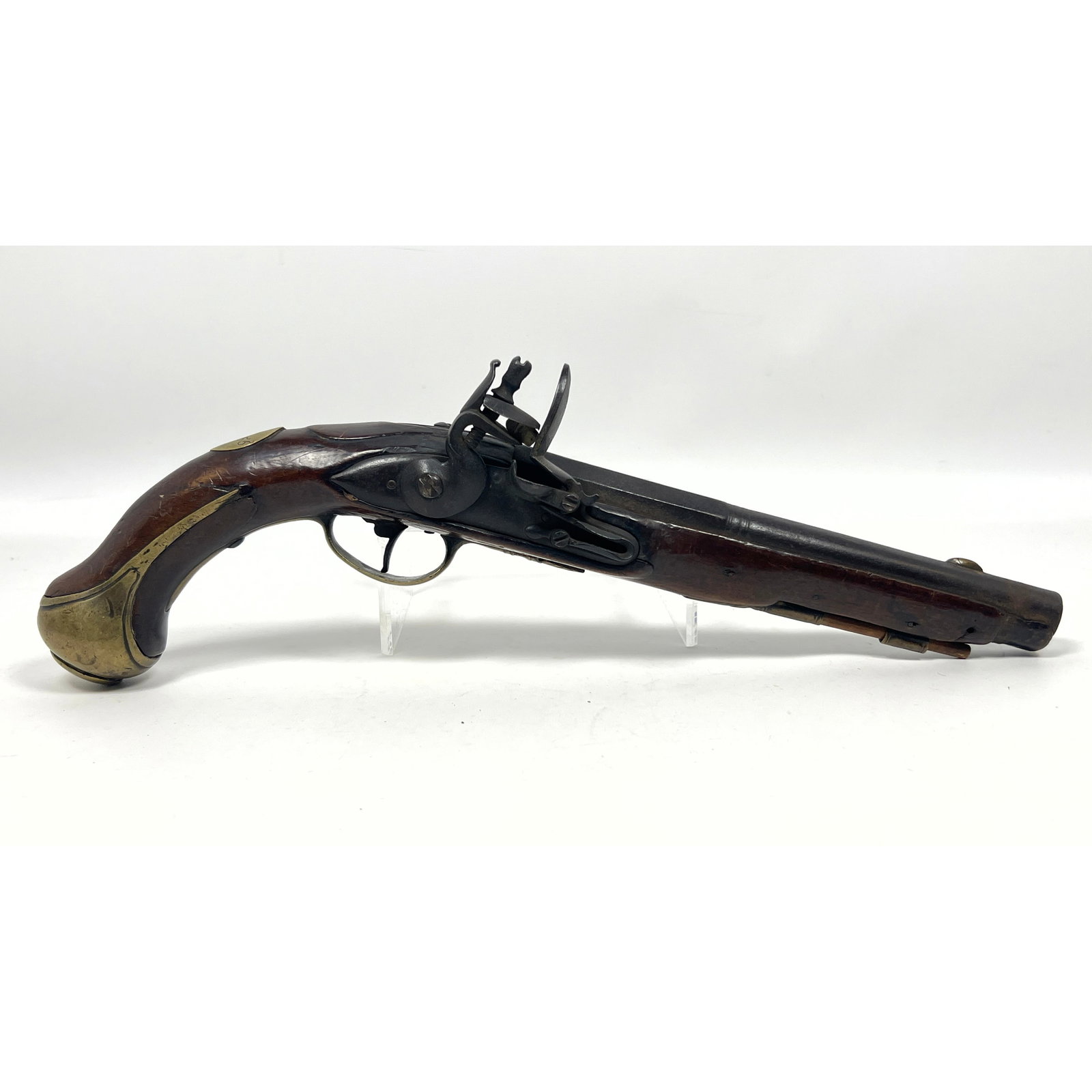 Single antique European military pattern flintlock dragoon pistol: Single antique European military pattern flintlock dragoon pistol Dimensions: Height: 16.5 inches, Width: 2.25 inches, Depth: 6.75 inches. --- US Packing and Shipping charge: In house shipping availab