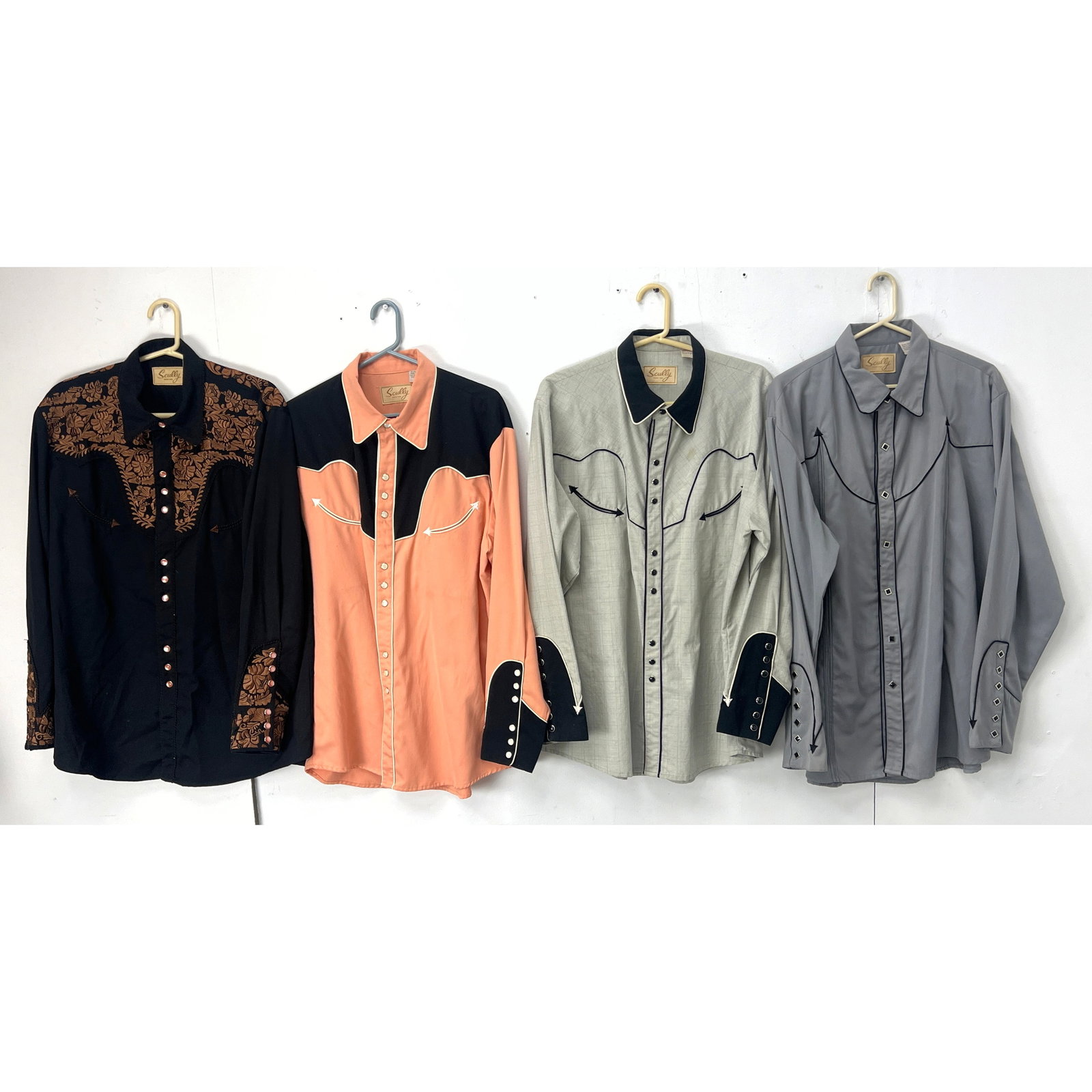 4pcs Men's long-sleeve Western shirts produced by Scully, an American brand established in 1906. Siz: 4pcs Men's long-sleeve Western shirts produced by Scully, an American brand established in 1906. Size Large. Dimensions: Height: 32 inches, Width: 16.25 inches. --- US Packing and Shipping charge: In 
