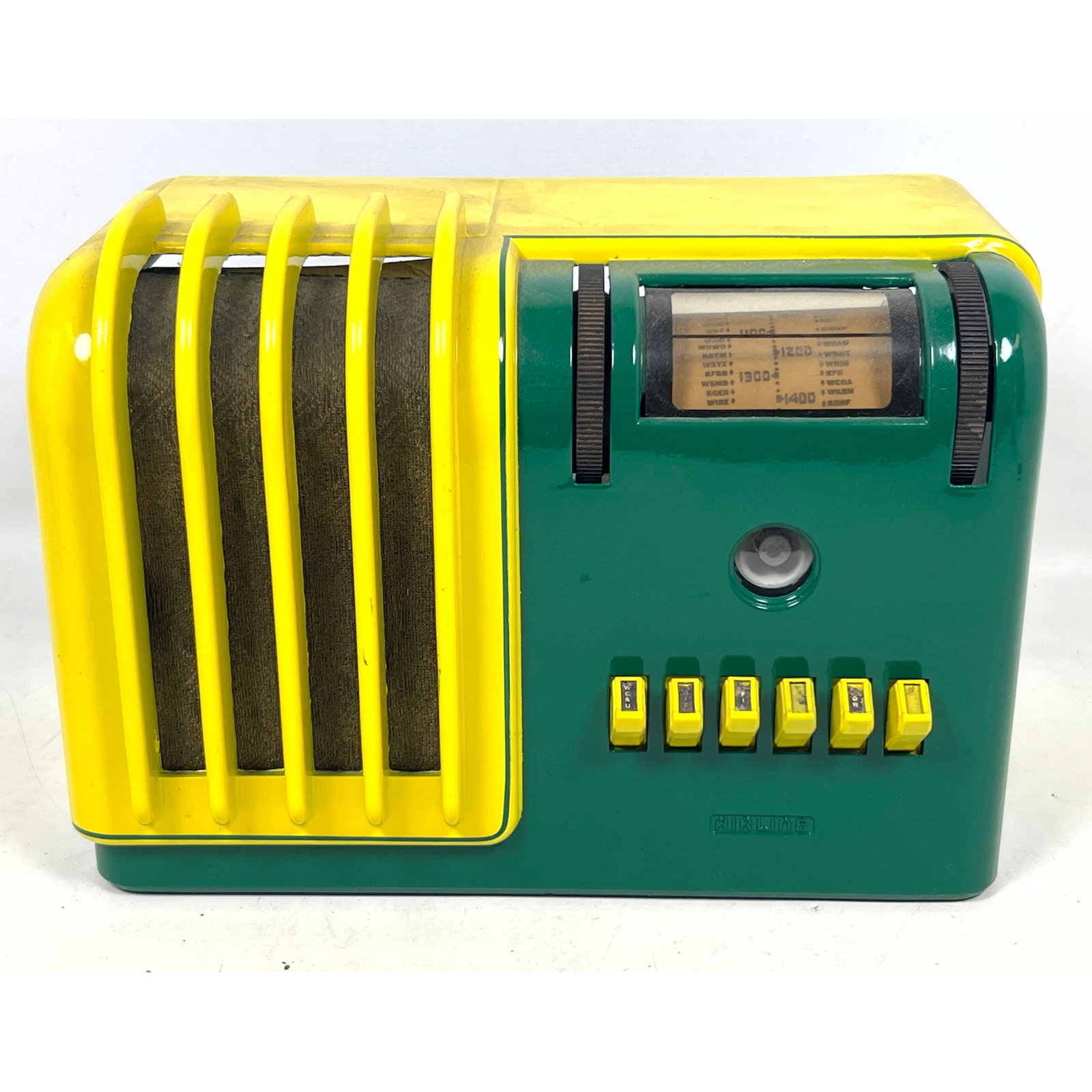 Airline model 16A26 tabletop vacuum tube radio manufactured for Montgomery Ward. (1 of 10)