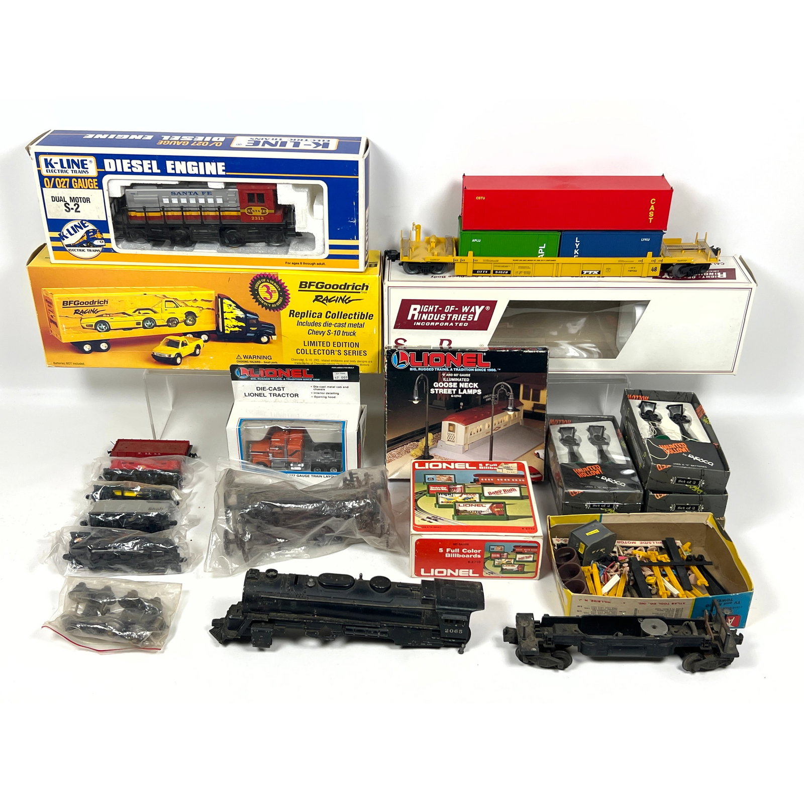 Assorted Model Railroad Items. Lionel accessories, Die Cast. Santa Fe Car, etc. (1 of 15)