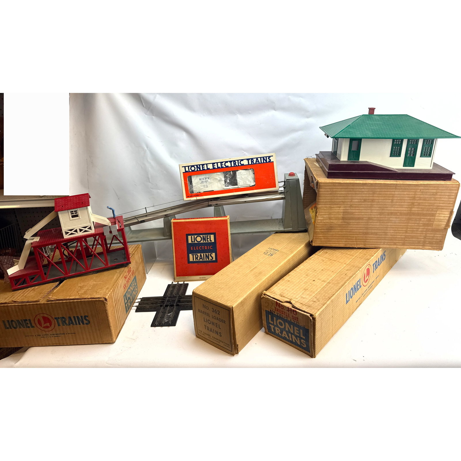 Lionel Electric Trains accessories No. 352 Ice Depot Set, 19803 Ice Car, No. 362 Barrel Loader, No. (1 of 16)