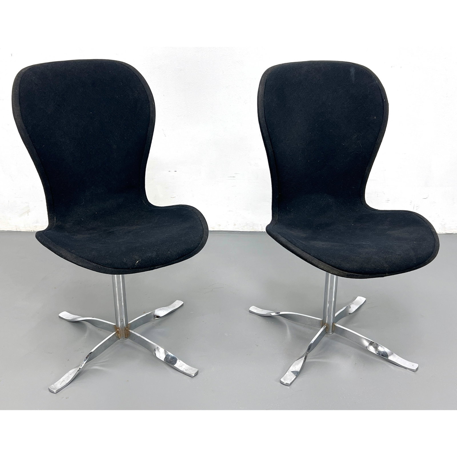 Pair of Gideon Kramer ION Chrome Swivel Chairs for American Desk Manufacturing Company (1 of 11)