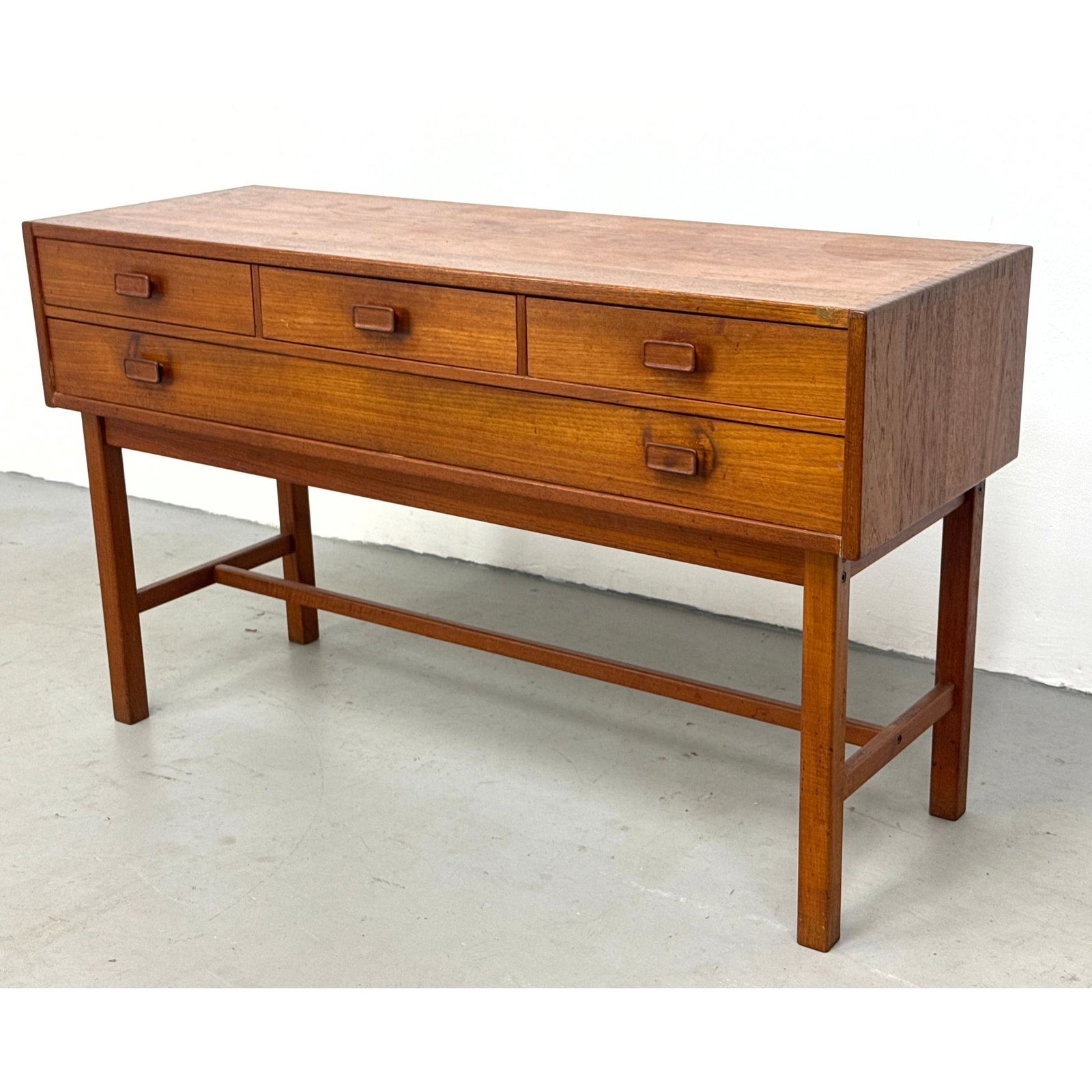 Danish Modern Teak Small Sideboard Server in the Style of Peter Hvidt. (1 of 12)
