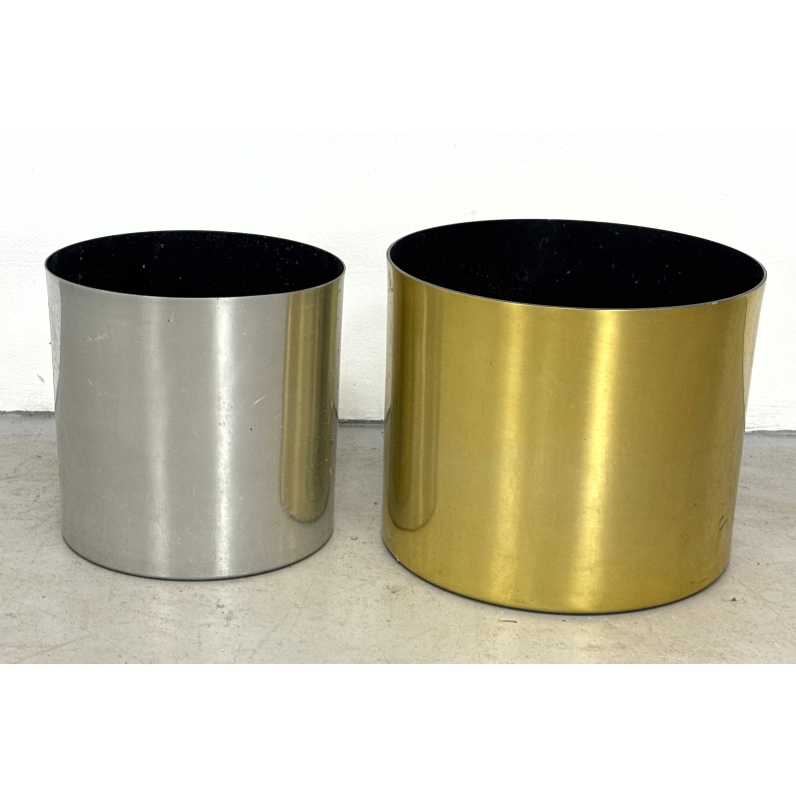 2pcs Smokador Metal Cylindrical Floor Planters in Polished Chrome and Brushed Brass Finishes (1 of 14)