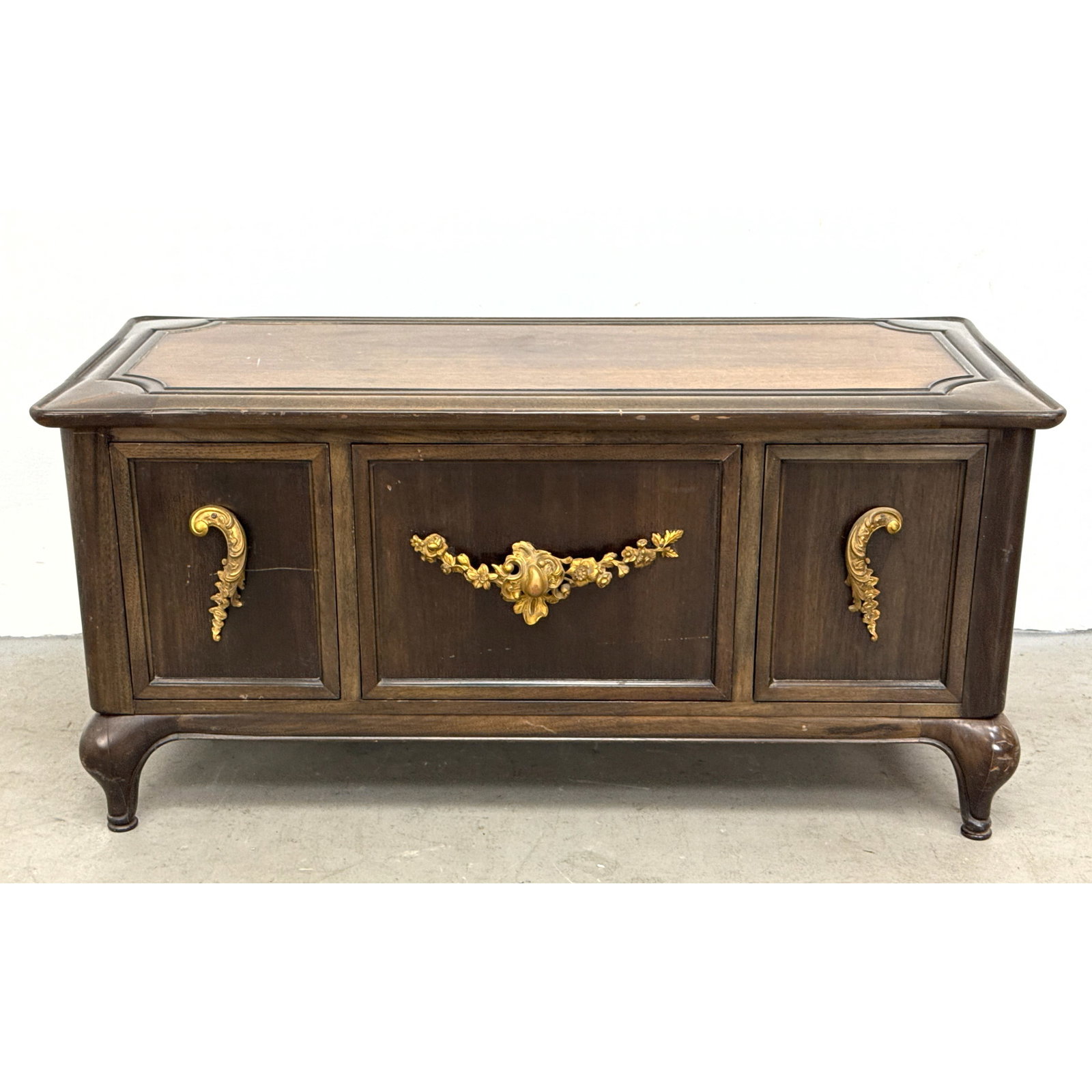 Monteverdi 3 Door Low Cabinet with Gilt Handles. (1 of 15)