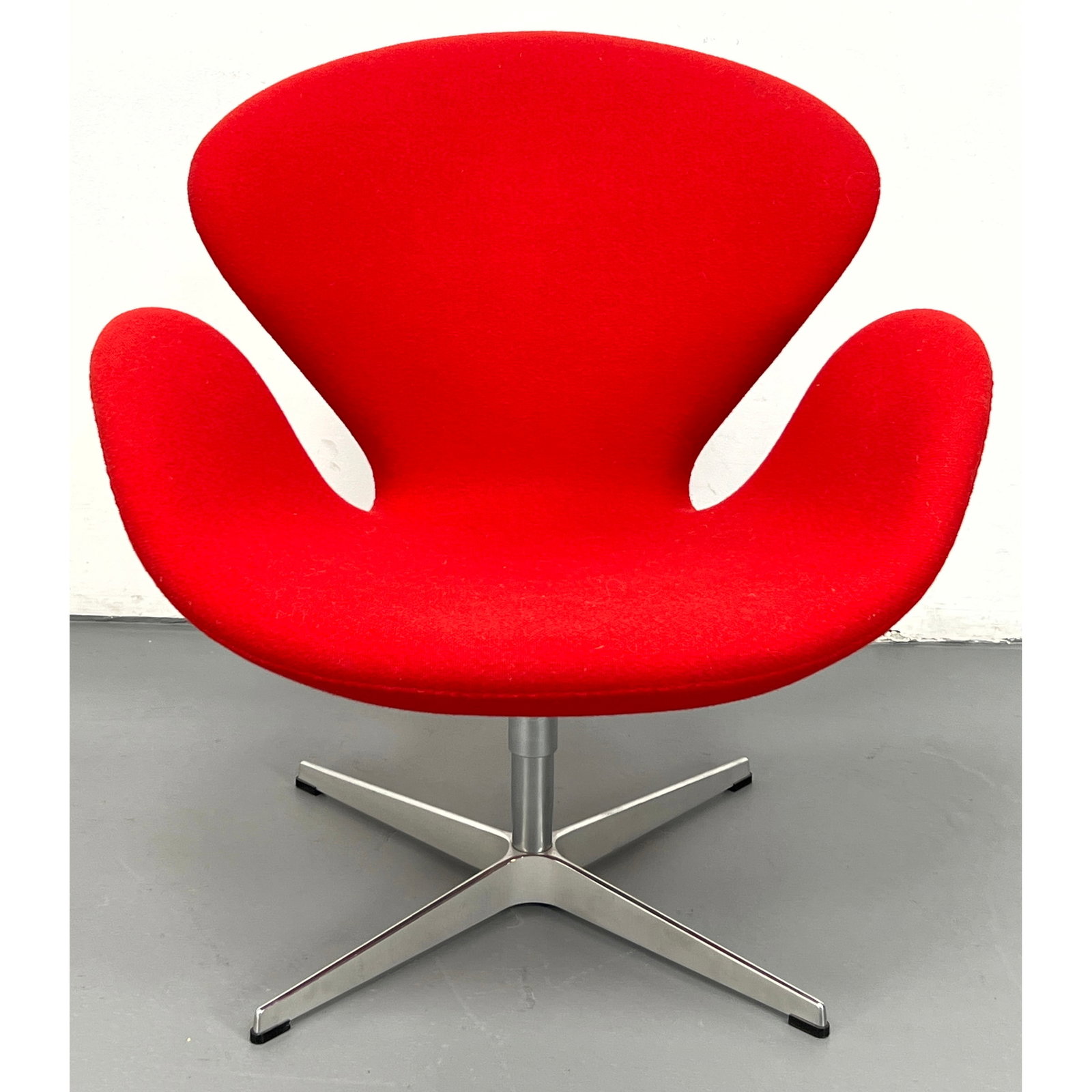 Arnie Jacobson Swan chair for Fritz Hansen Swivel (1 of 10)