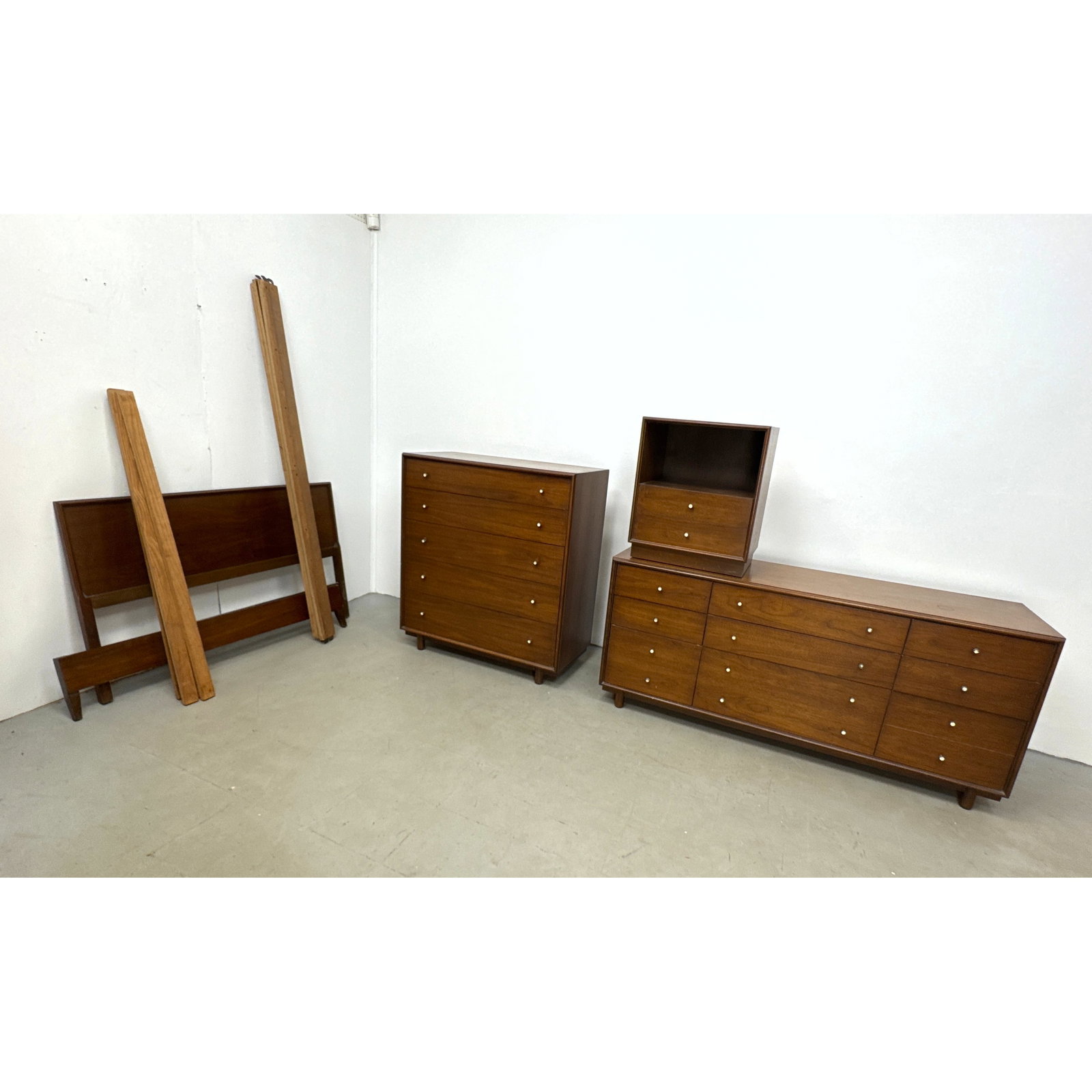 4pc Mid Century Modern Ramseur Furniture Co. Walnut Bedroom Suite with Tall Chest, Long Dresser, Nig: 4pc Mid Century Modern Ramseur Furniture Co. Walnut Bedroom Suite with Tall Chest, Long Dresser, Nightstand and Bed Frame Dimensions: Height: 30.25 inches, Width: 66 inches, Depth: 19.5 inches. - Addi