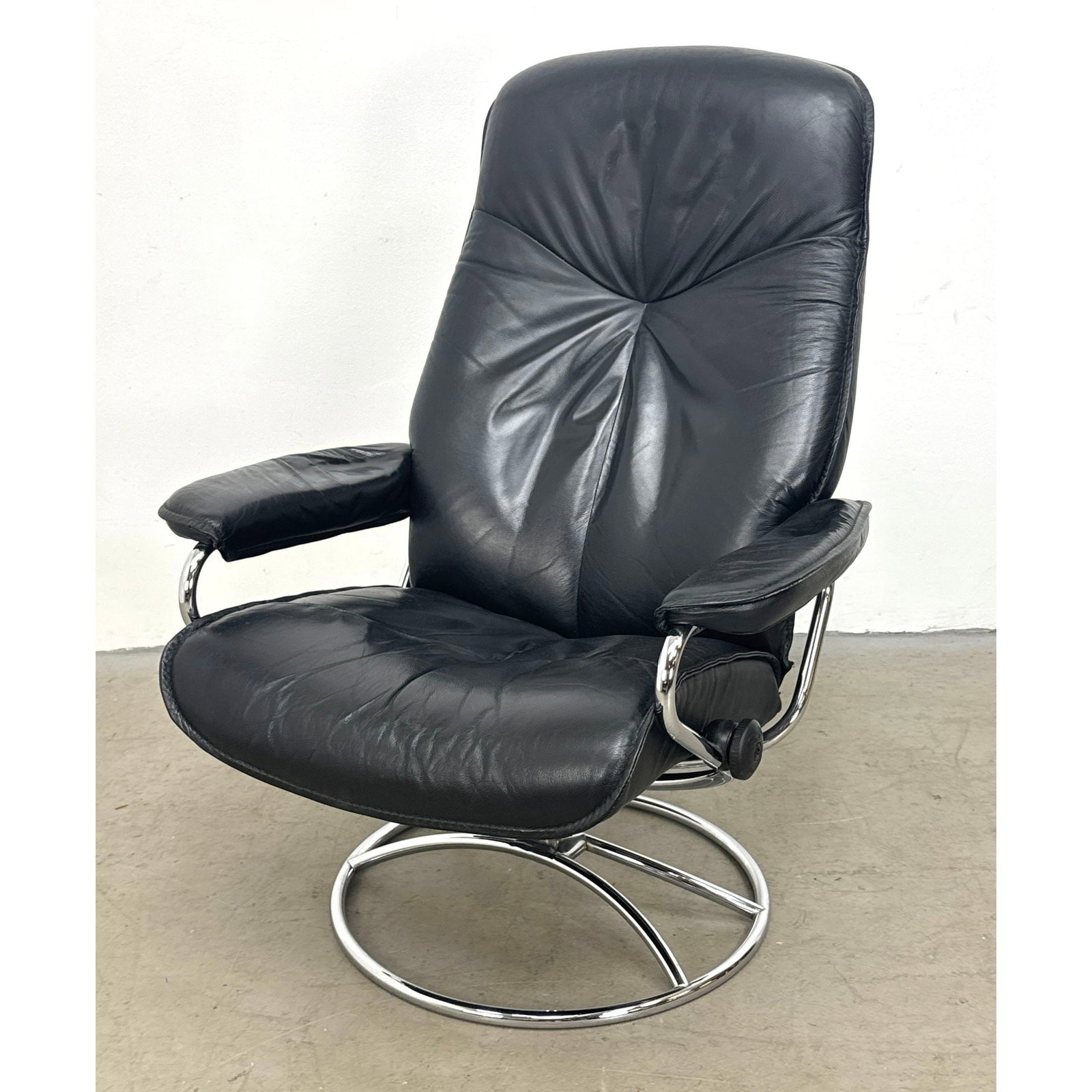 Ekornes Stressless black leather reclining swivel chair with chrome base. High back design. Made in (1 of 11)