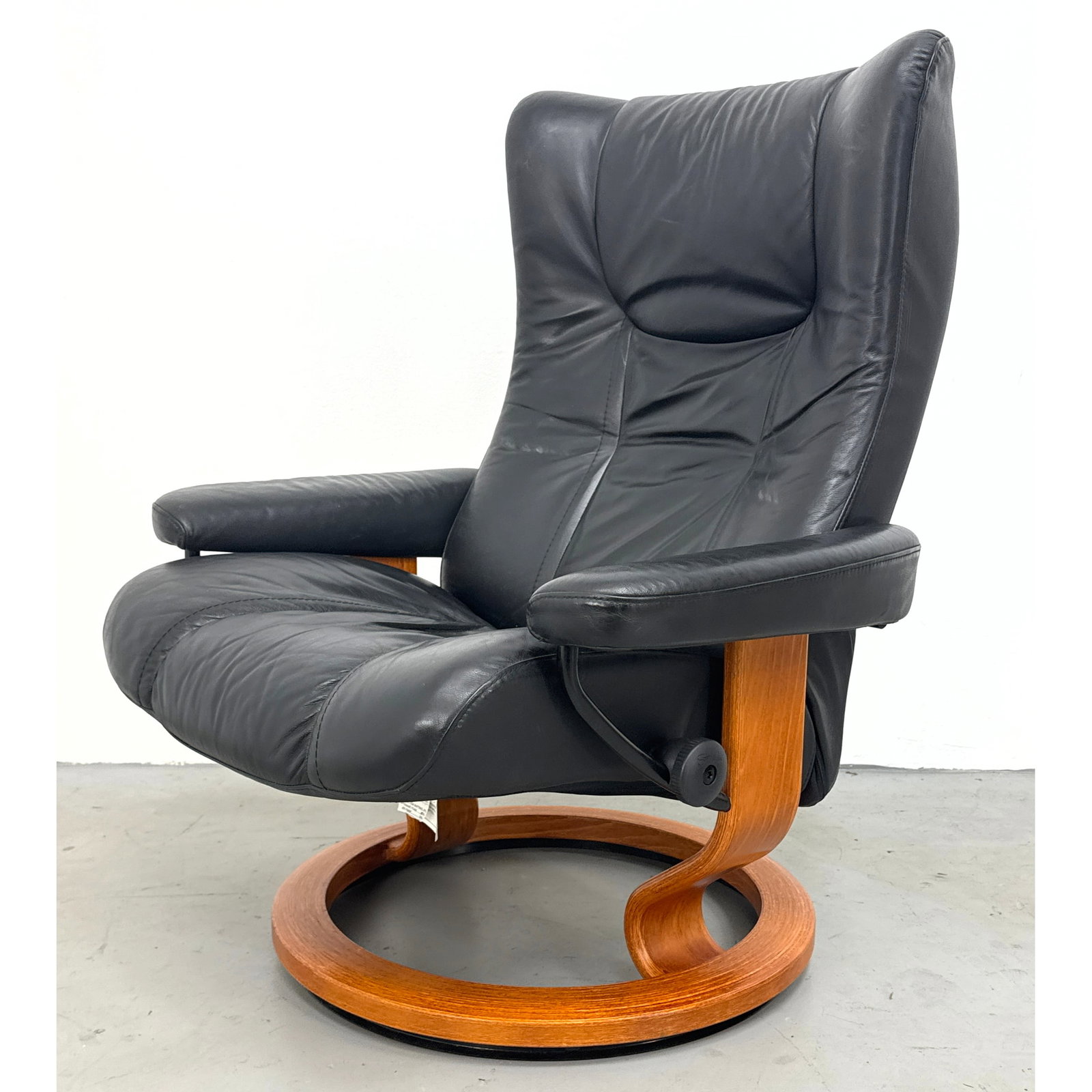Ekornes Stressless Mayfair black leather reclining lounge armchair. (1 of 13)