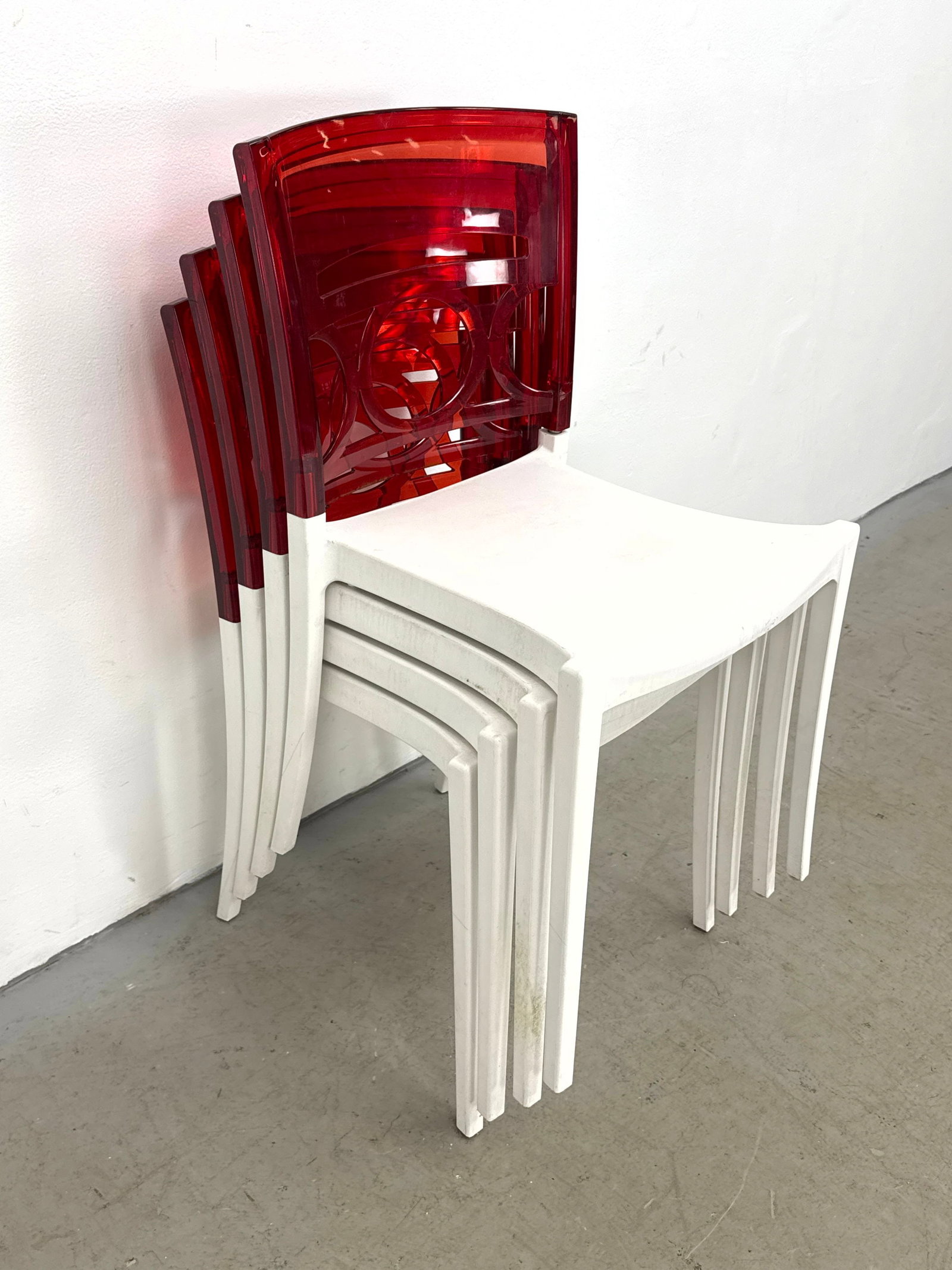 Set Grosfillex O Pera Stackable Side Chairs with Translucent Red Geometric Pattern Backrests - 11