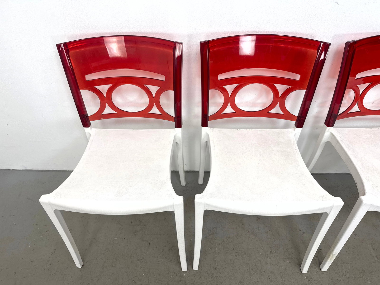 Set Grosfillex O Pera Stackable Side Chairs with Translucent Red Geometric Pattern Backrests - 2