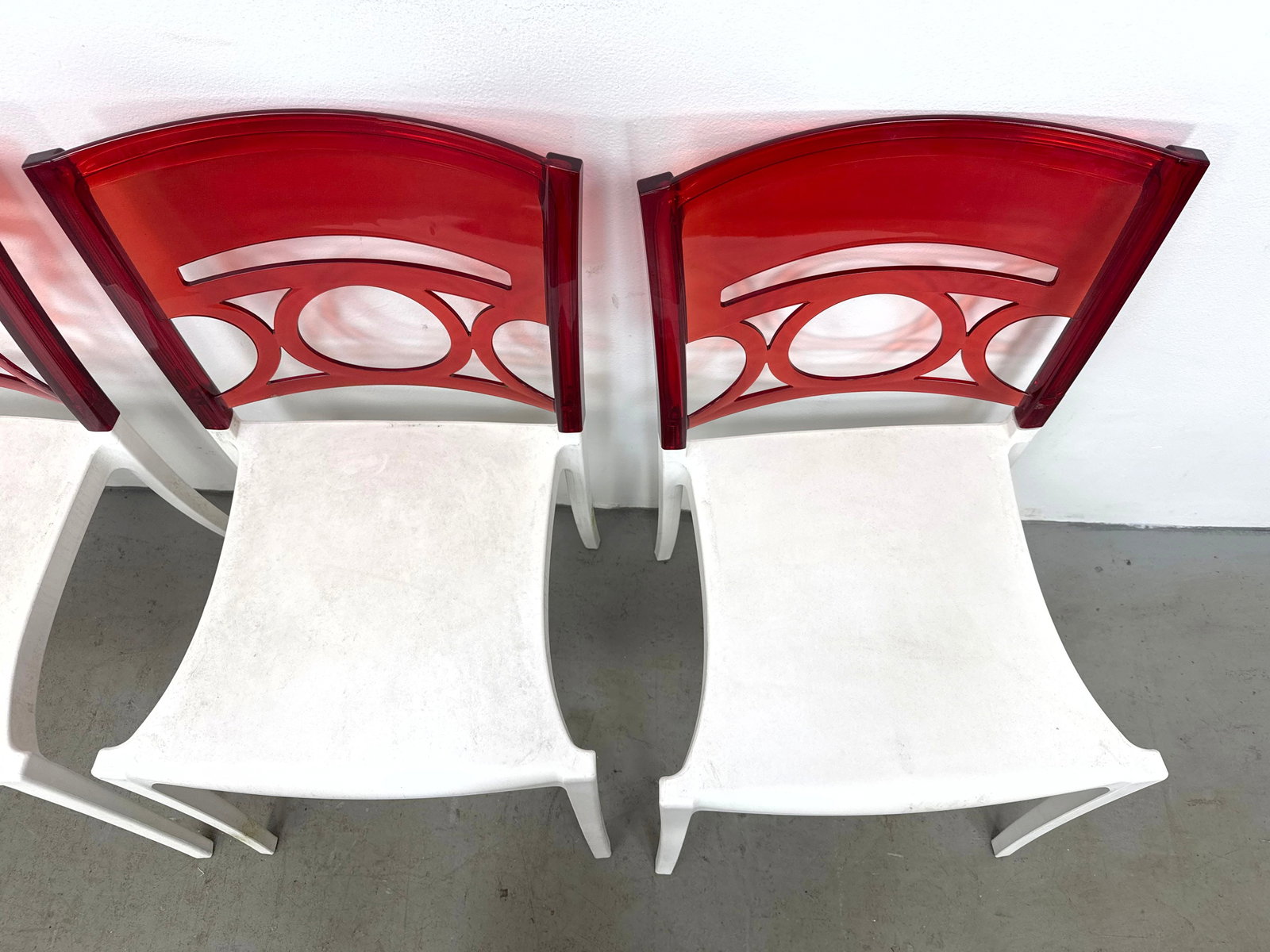 Set Grosfillex O Pera Stackable Side Chairs with Translucent Red Geometric Pattern Backrests - 3