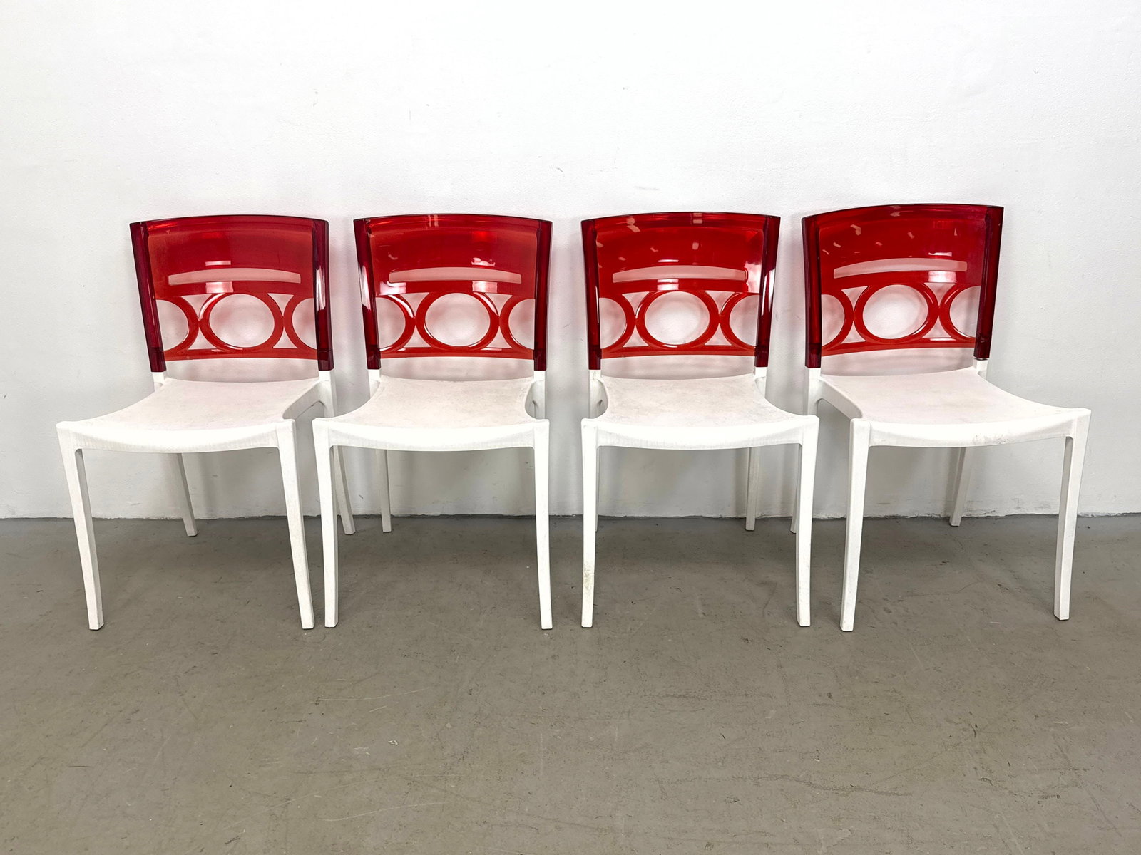 Set Grosfillex O Pera Stackable Side Chairs with Translucent Red Geometric Pattern Backrests - 5