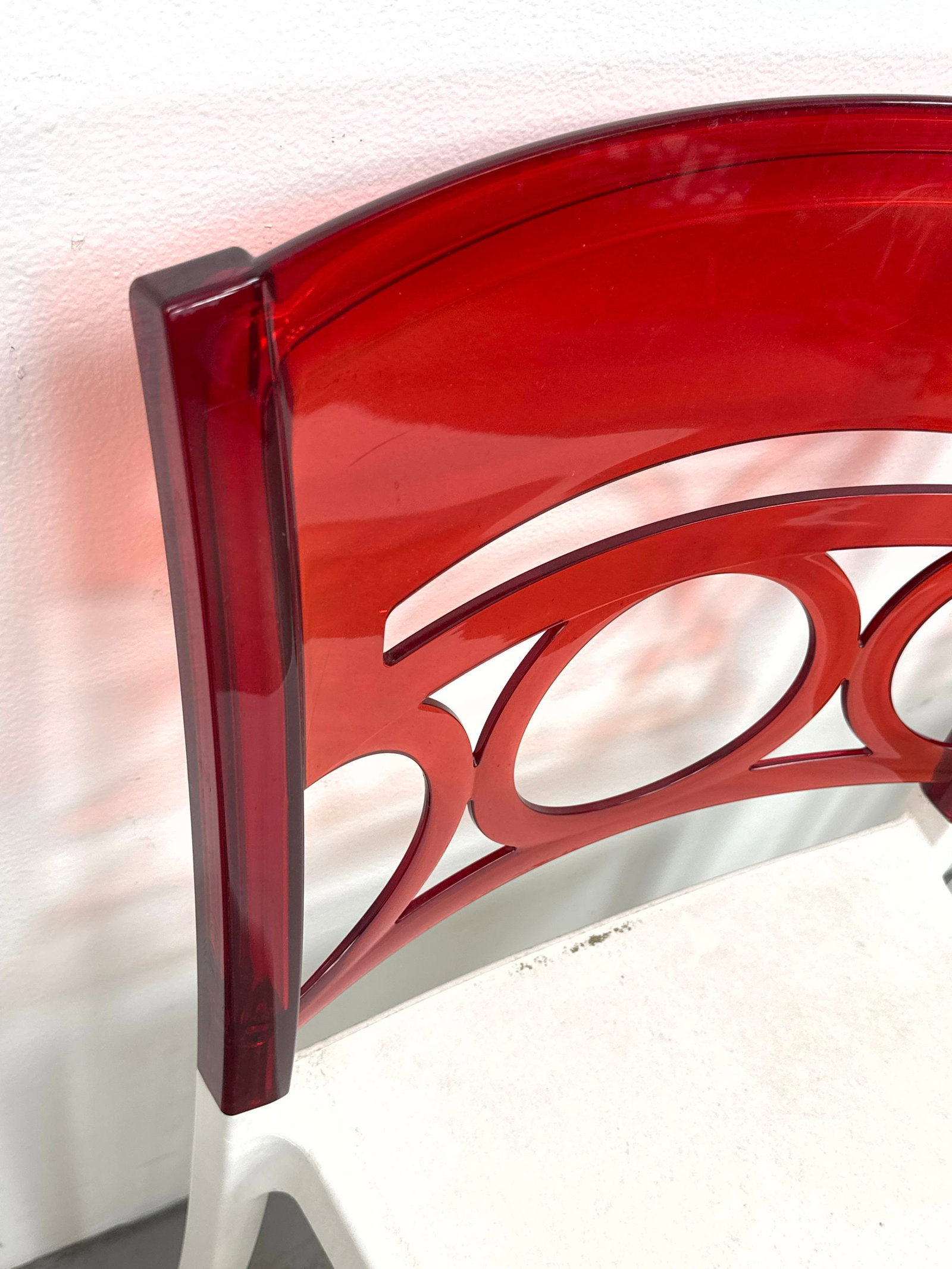 Set Grosfillex O Pera Stackable Side Chairs with Translucent Red Geometric Pattern Backrests - 8
