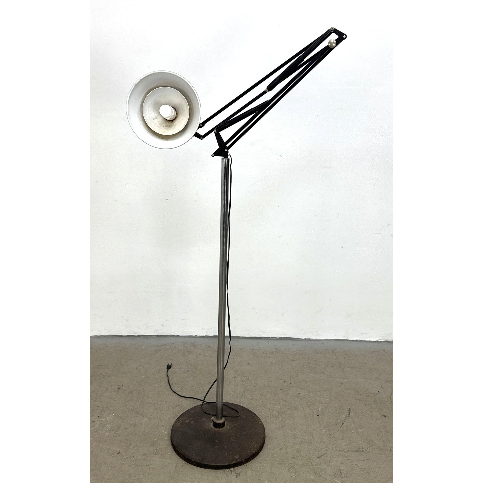 Mid century modern industrial black iron counterbalanced adjustable floor lamp ca 1950s NORWAY. Jac (1 of 11)
