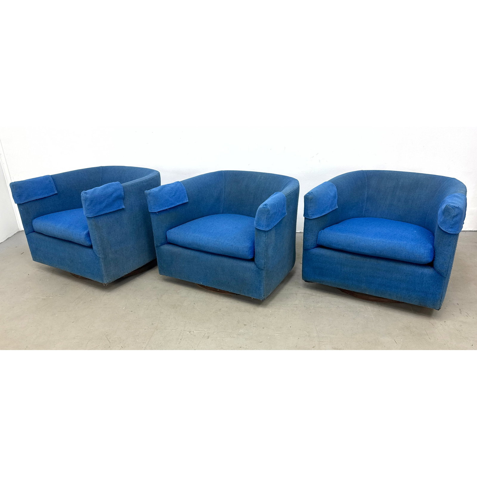 Set 3 Mid Century Modern Blue Woven Fabric Swivel Tub Chairs on Circular Dark Wood Bases. Baughman S: Set 3 Mid Century Modern Blue Woven Fabric Swivel Tub Chairs on Circular Dark Wood Bases. Baughman Style. Dimensions: Height: 23 inches, Width: 29 inches, Depth: 28 inches. - Seat Height: 14 inches