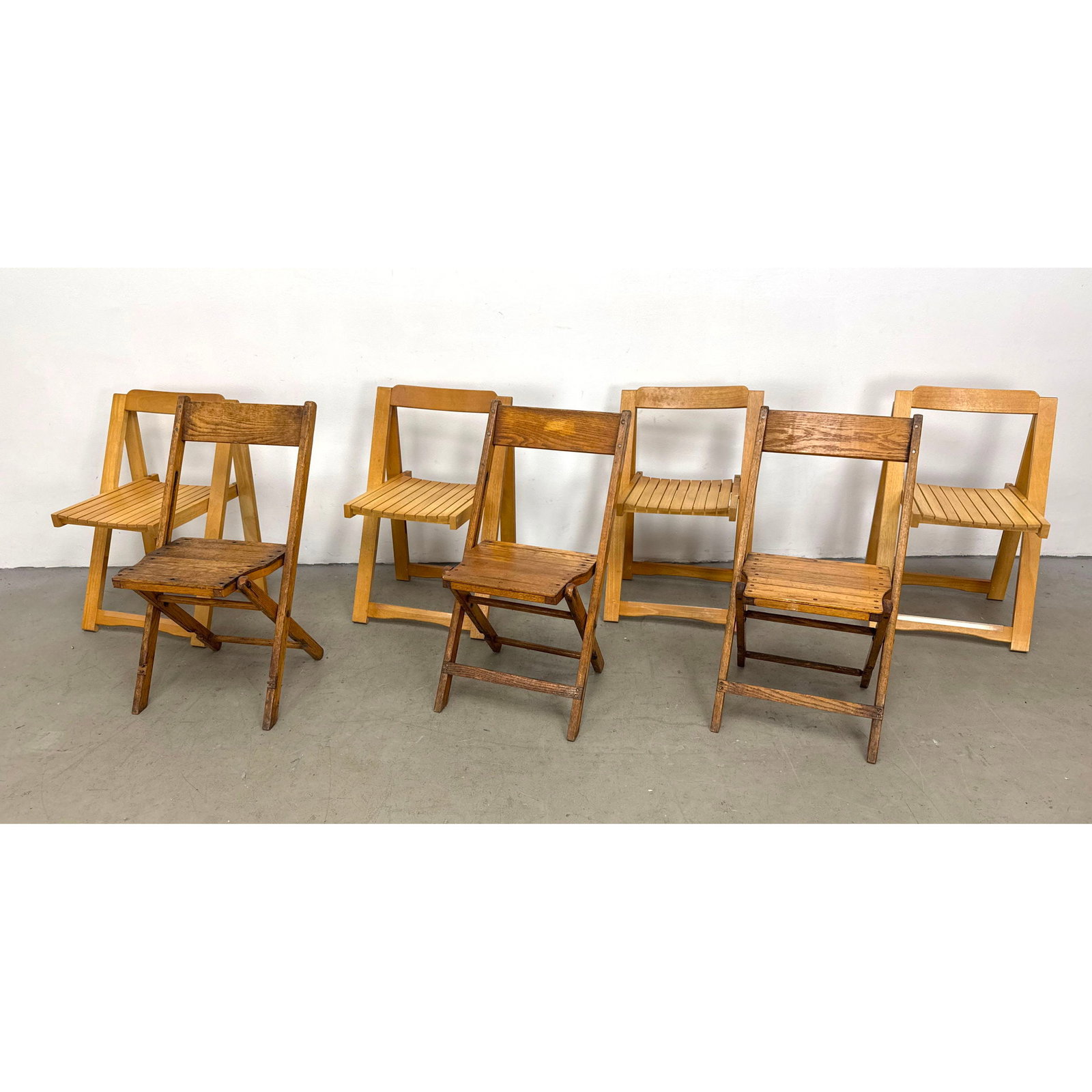 Folding Chair Lot. Snyder Chair Company Oak Slat and Aldo Jacober Style. (1 of 16)
