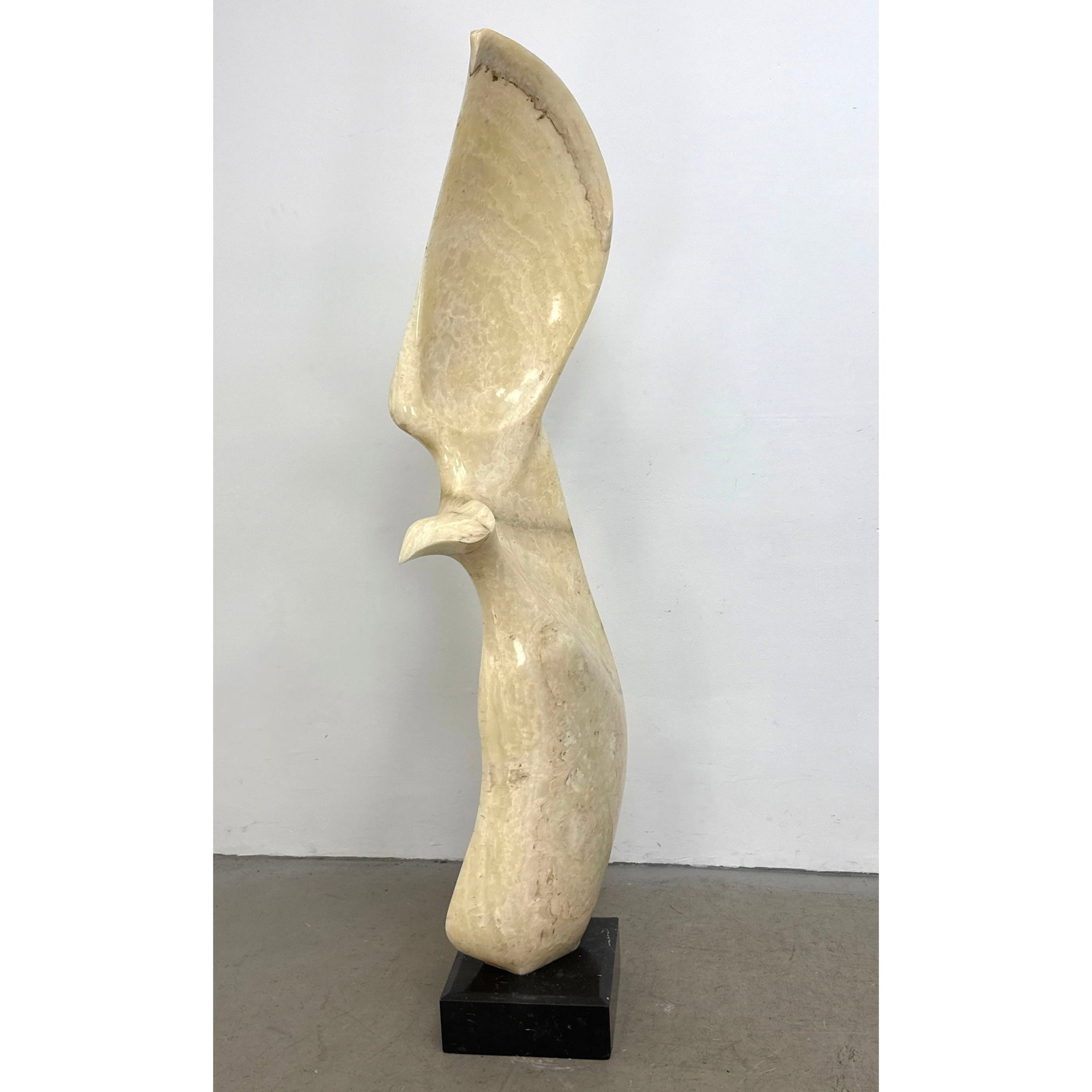 Leonardo Nierman Monumental Translucent Honey Onyx Bird in Flight Abstract Sculpture: Leonardo Nierman Monumental Translucent Honey Onyx Bird in Flight Abstract Sculpture Dimensions: Height: 77 inches, Width: 23 inches, Depth: 13 inches. ---