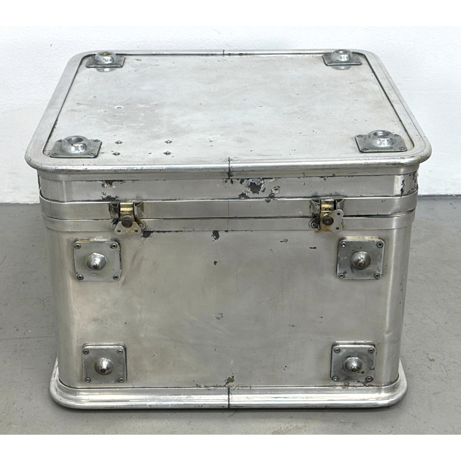McDonnell Douglas Aluminum Military Transit Chest for US Navy Bureau of Naval Weapons CY-4468/APM-22: McDonnell Douglas Aluminum Military Transit Chest for US Navy Bureau of Naval Weapons CY-4468/APM-228 with Yellow Interior Dimensions: Height: 16 inches, Width: 22 inches, Depth: 22 inches. ---