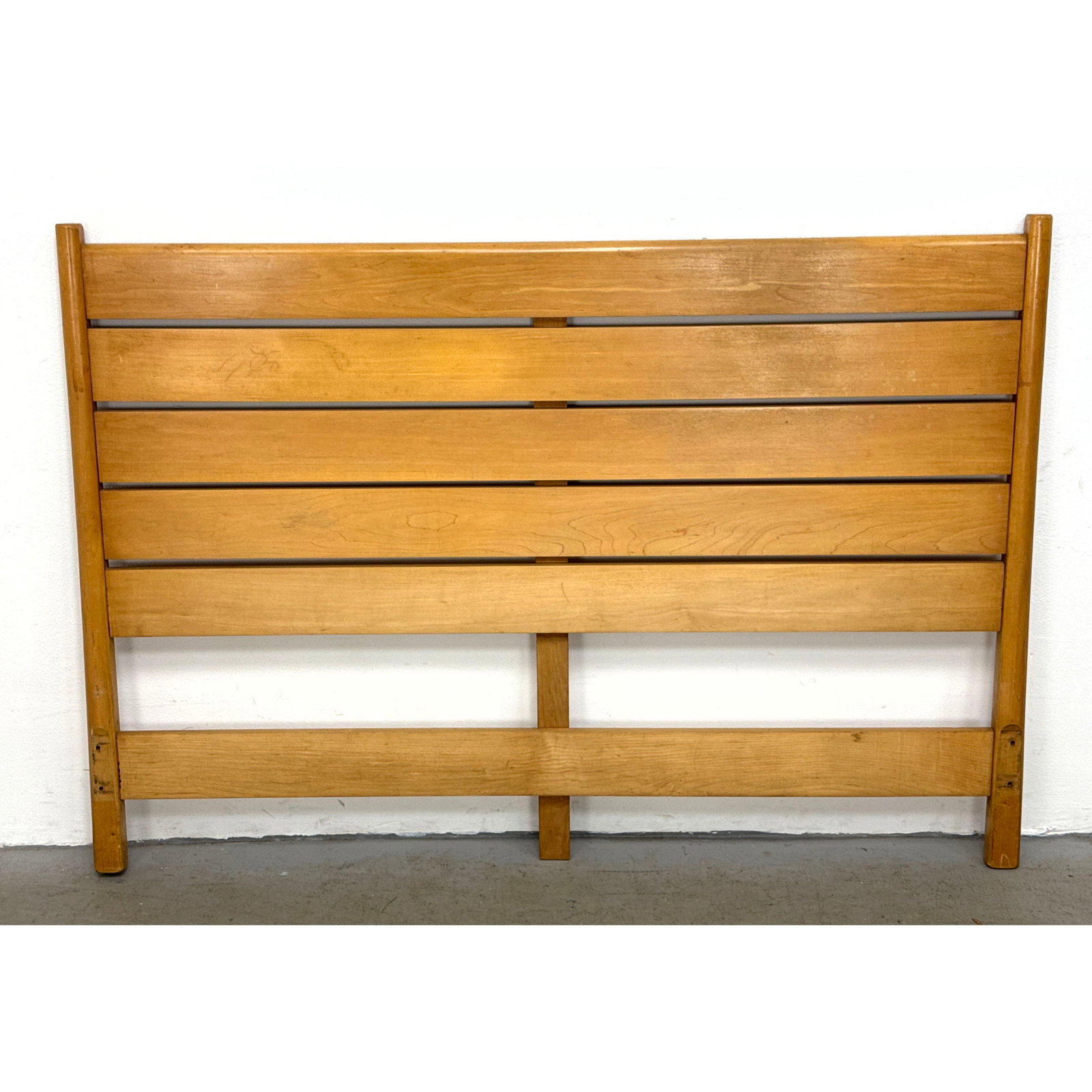 Mid-century modern Paul McCobb Planner Group slatted maple headboard for Winchendon Furniture: Mid-century modern Paul McCobb Planner Group slatted maple headboard for Winchendon Furniture Dimensions: Height: 37.5 inches, Width: 54 inches. ---