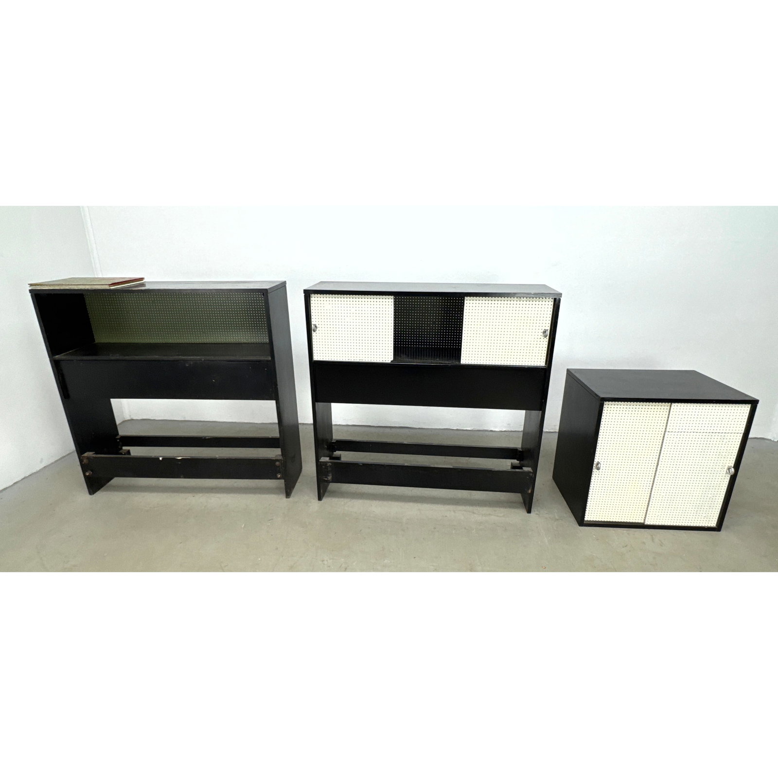 3pcs George Nelson and Paul McCobb. 2 Headboard cabinets and sliding door cabinet. (1 of 20)
