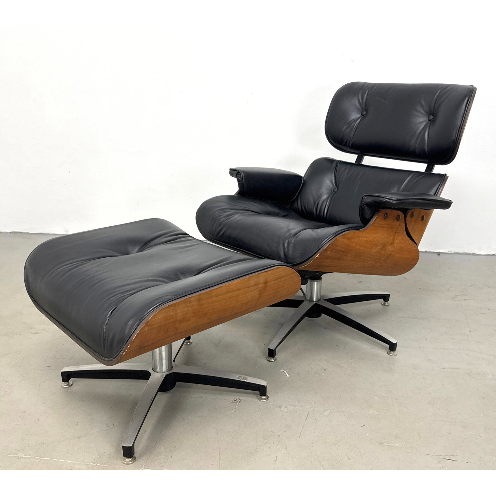 Mid Century Modern Plycraft Tilt and Swivel Lounge Chair and Ottoman. Unmarked. (1 of 17)
