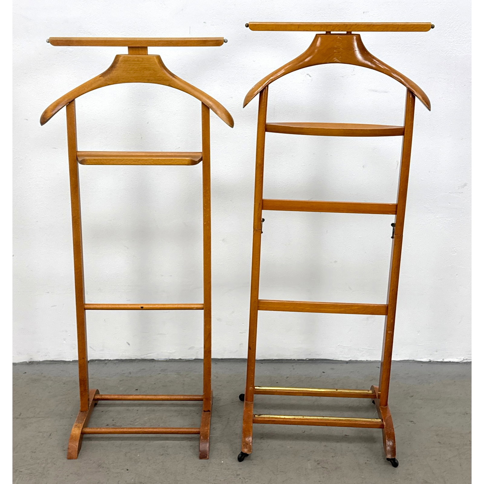 2pcs Italian Mid Century Modern Hardwood Silent Valet Stands style of Fratelli Reguitti and Ico Pari: 2pcs Italian Mid Century Modern Hardwood Silent Valet Stands style of Fratelli Reguitti and Ico Parisi Dimensions: Height: 42.5 inches, Width: 17.75 inches, Depth: 13.5 inches. ---
