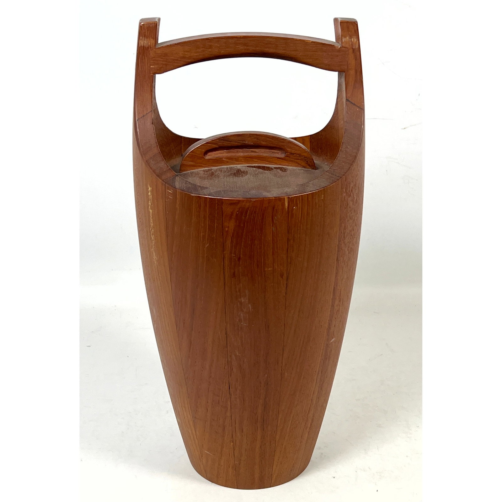 Jens H. Quistgaard for Dansk Designs Teak Congo Ice Bucket Denmark.: Jens H. Quistgaard for Dansk Designs Teak Congo Ice Bucket Denmark. Dimensions: Height: 15 inches, Width: 7.5 inches, Depth: 7.5 inches. --- US Packing and Shipping charge: In house shipping available