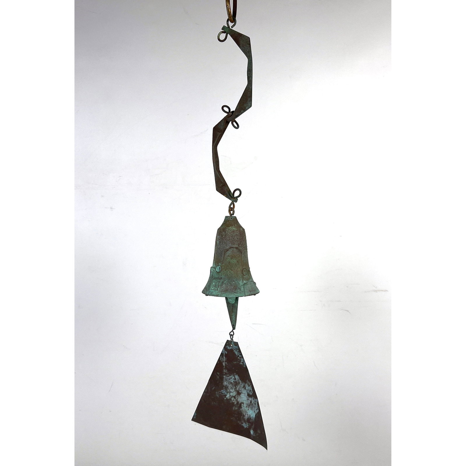 Paolo Soleri Arcosanti Cast Bronze Wind Bell with Hand Wrought Links and Verdigris Patina. Signed.: Paolo Soleri Arcosanti Cast Bronze Wind Bell with Hand Wrought Links and Verdigris Patina. Signed. Dimensions: Height: 21 inches, Width: 5 inches, Depth: 3.25 inches. --- US Packing and Shipping charg