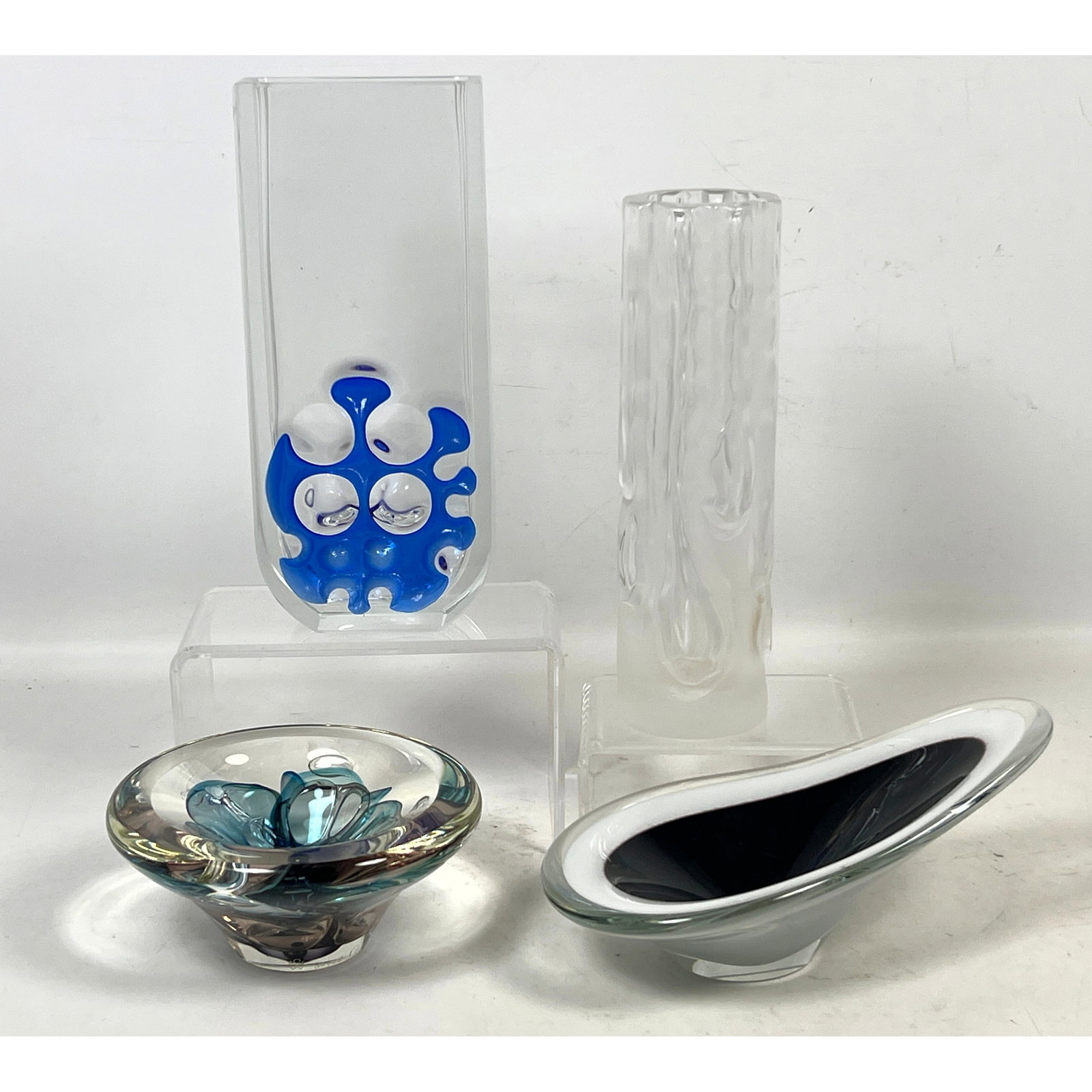 4pc Mid Century Modern European Art Glass including Paul Kedelv Flygsfors Coquille bowl and Expo 58: 4pc Mid Century Modern European Art Glass including Paul Kedelv Flygsfors Coquille bowl and Expo 58 Czechoslovakian vase Dimensions: Height: 10 inches, Width: 3 inches, Depth: 3 inches. --- US Packing
