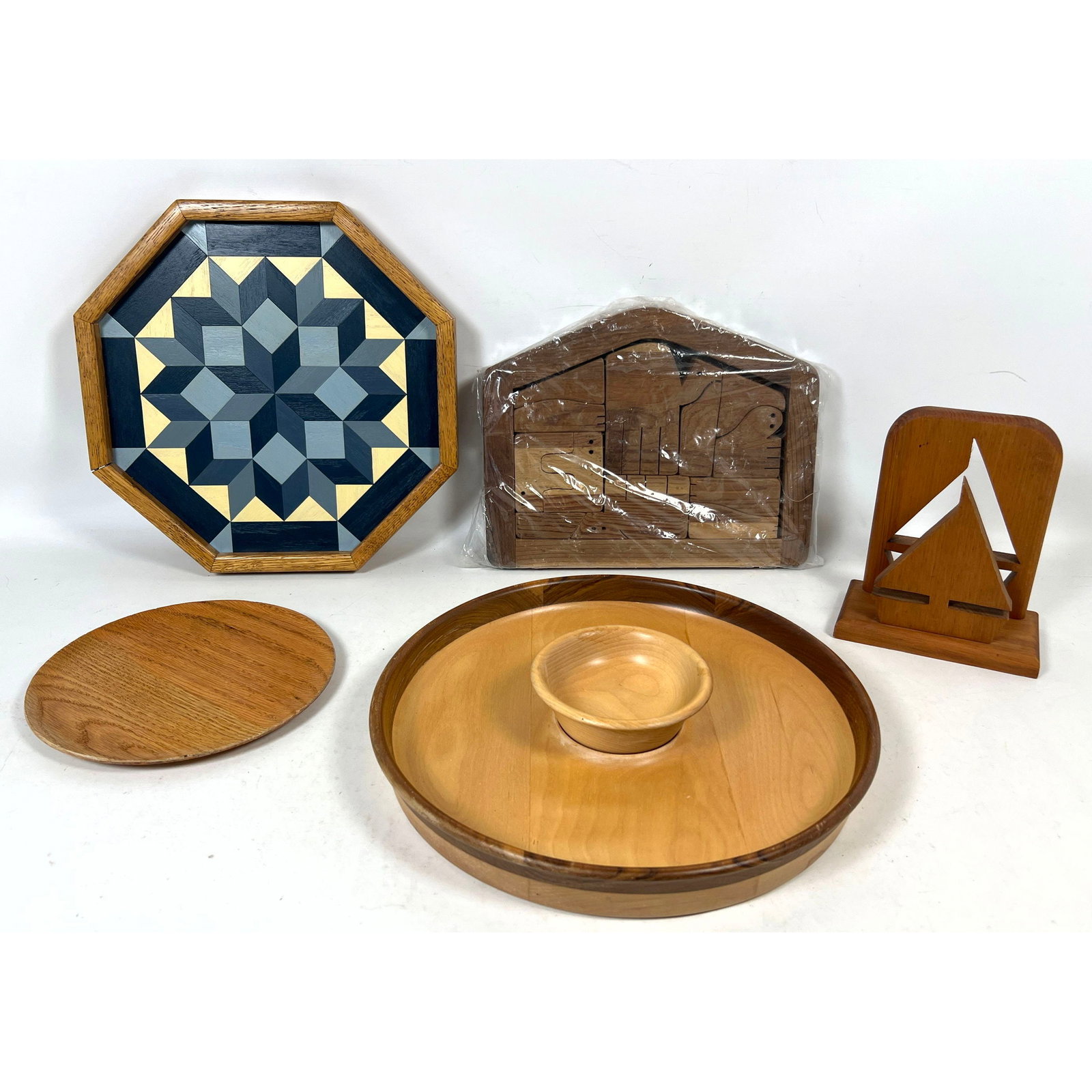 5pcs American Handcrafted Woodenware including Woodbury Vermont Serving Set, Hickelheim Parquetry Tr: 5pcs American Handcrafted Woodenware including Woodbury Vermont Serving Set, Hickelheim Parquetry Tray, Bill Strimel Oak Plate, and John Dishaw Holder. Dimensions: Height: 13.5 inches, Width: 13.5 inc